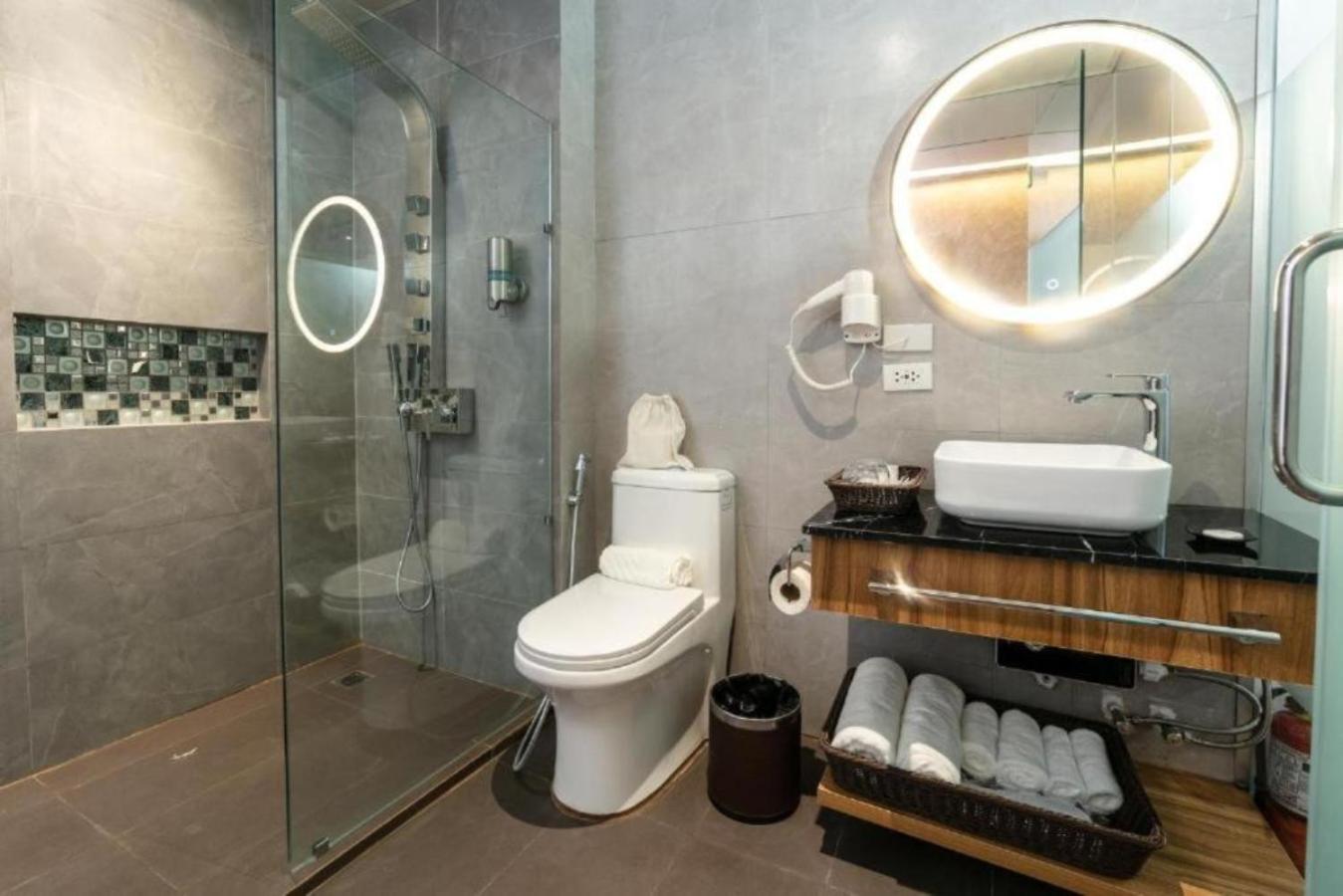 Deluxe King Room - Non-Smoking - Photo 3