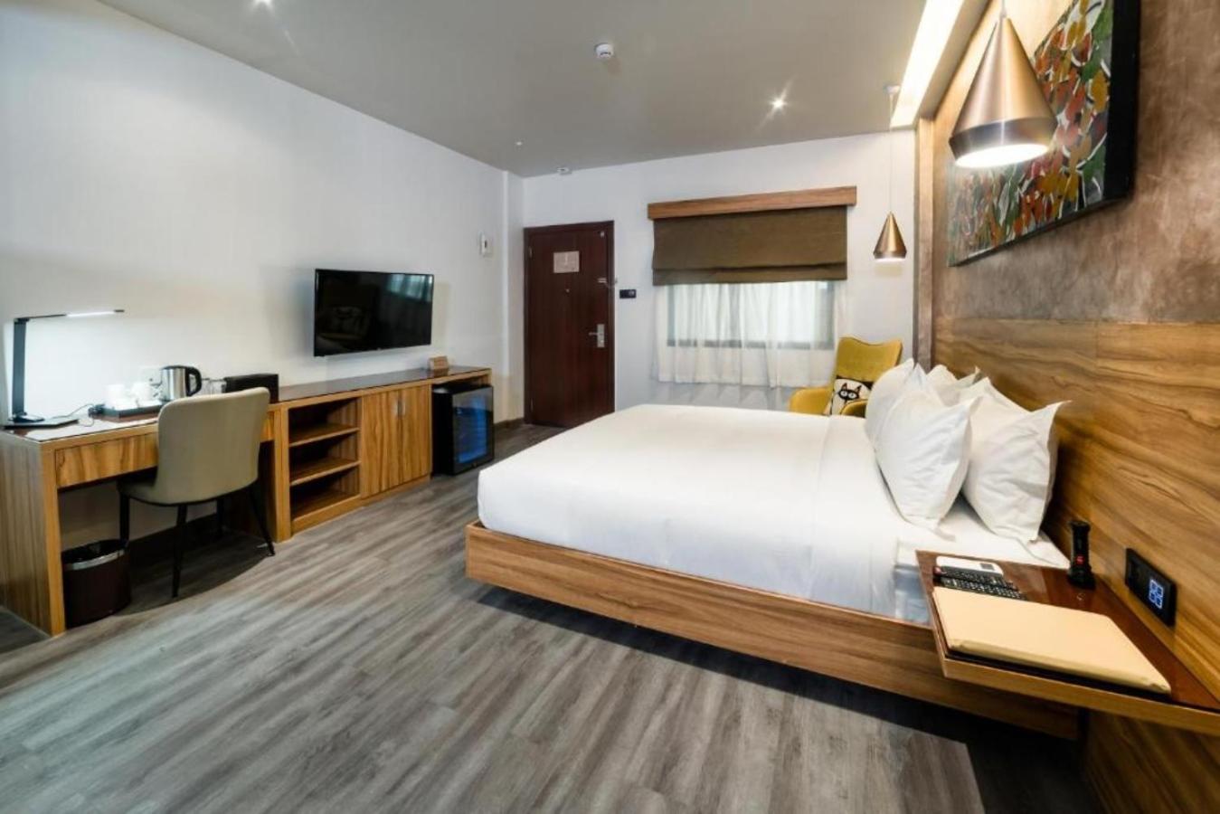 Deluxe King Room - Non-Smoking - Photo 2