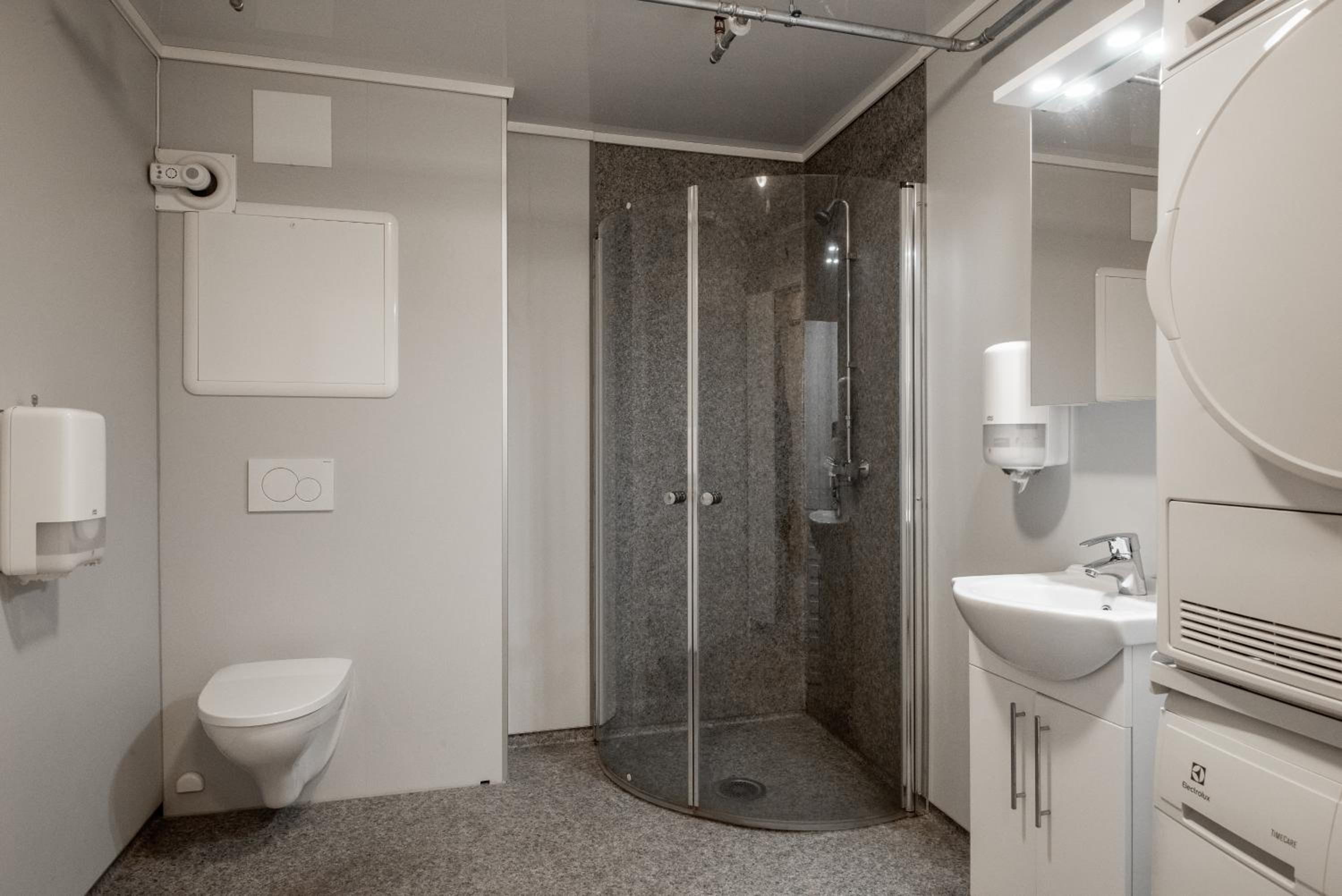 Single Room With Shared Shower And Toilet photo 3