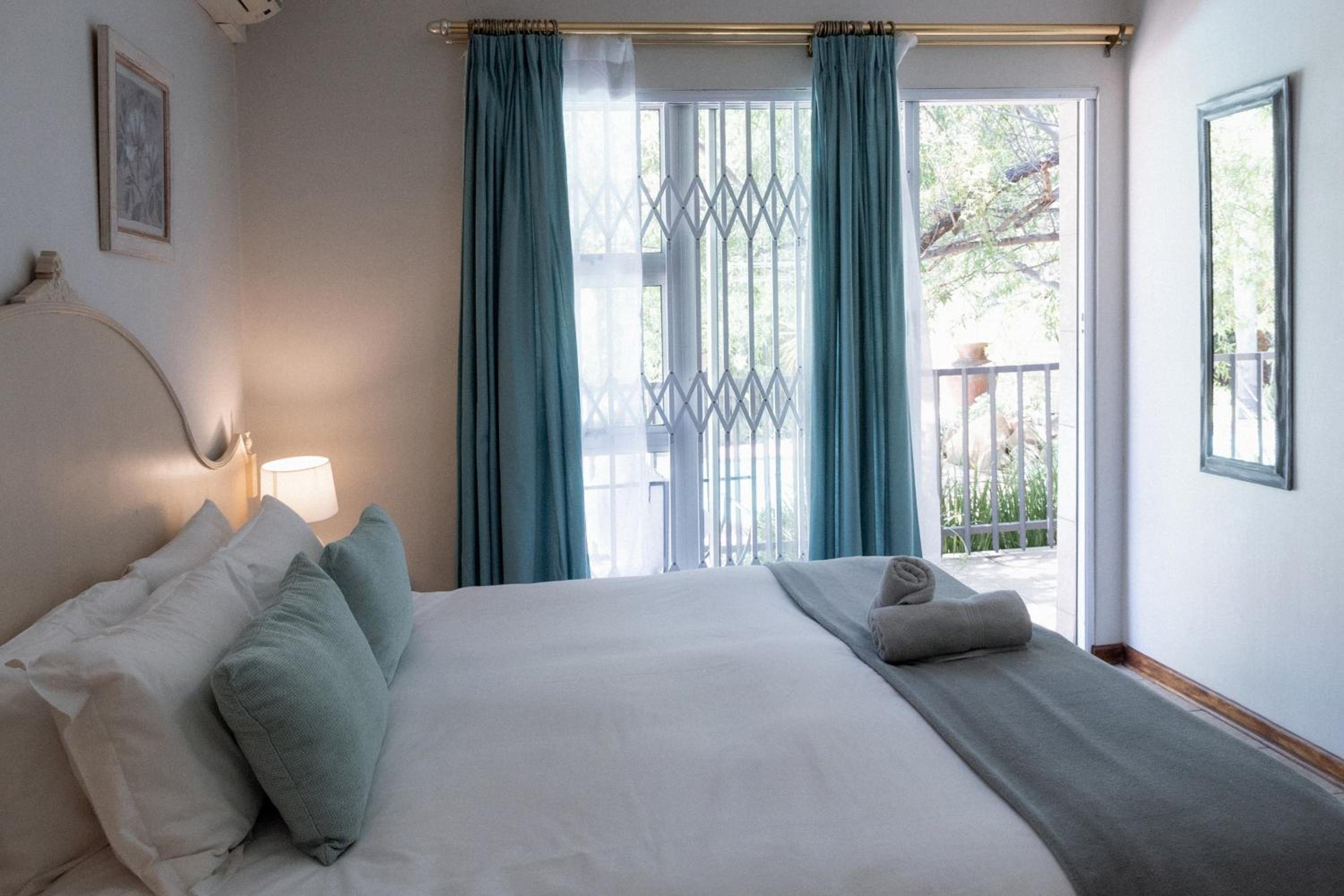 Double or Twin Room with Pool View photo 2