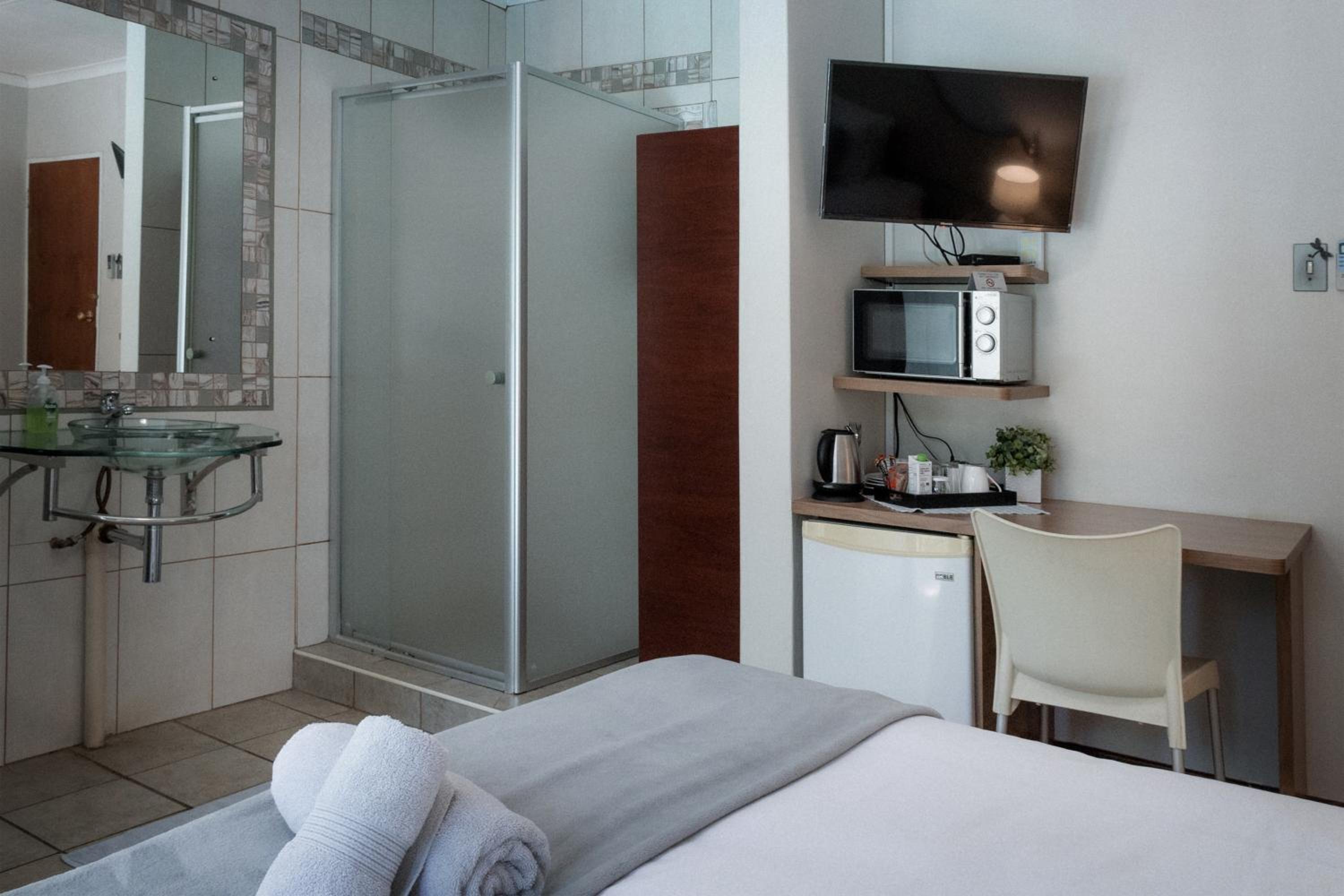 Double or Twin Room with Pool View photo 3