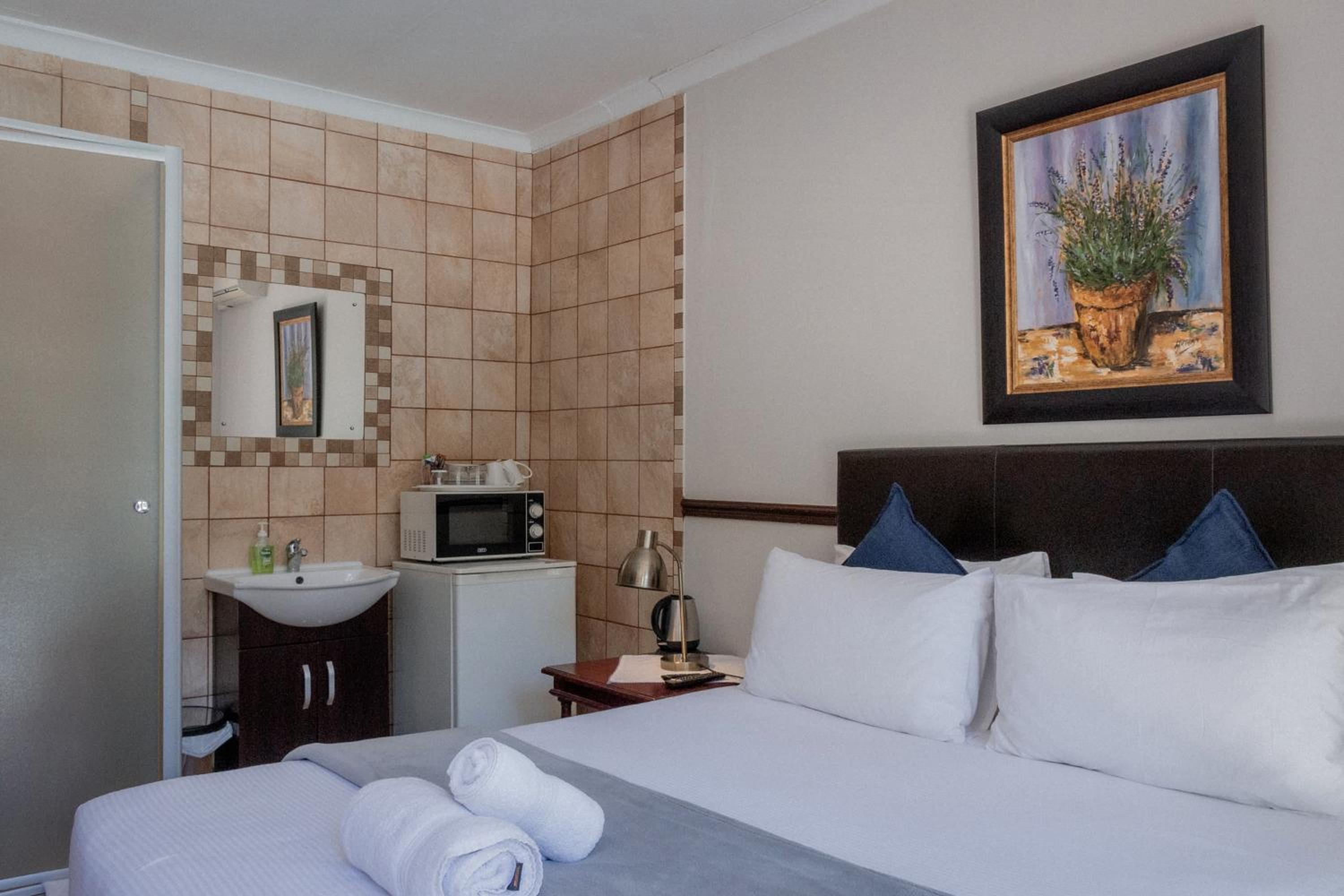 Queen Room with Pool View photo 2