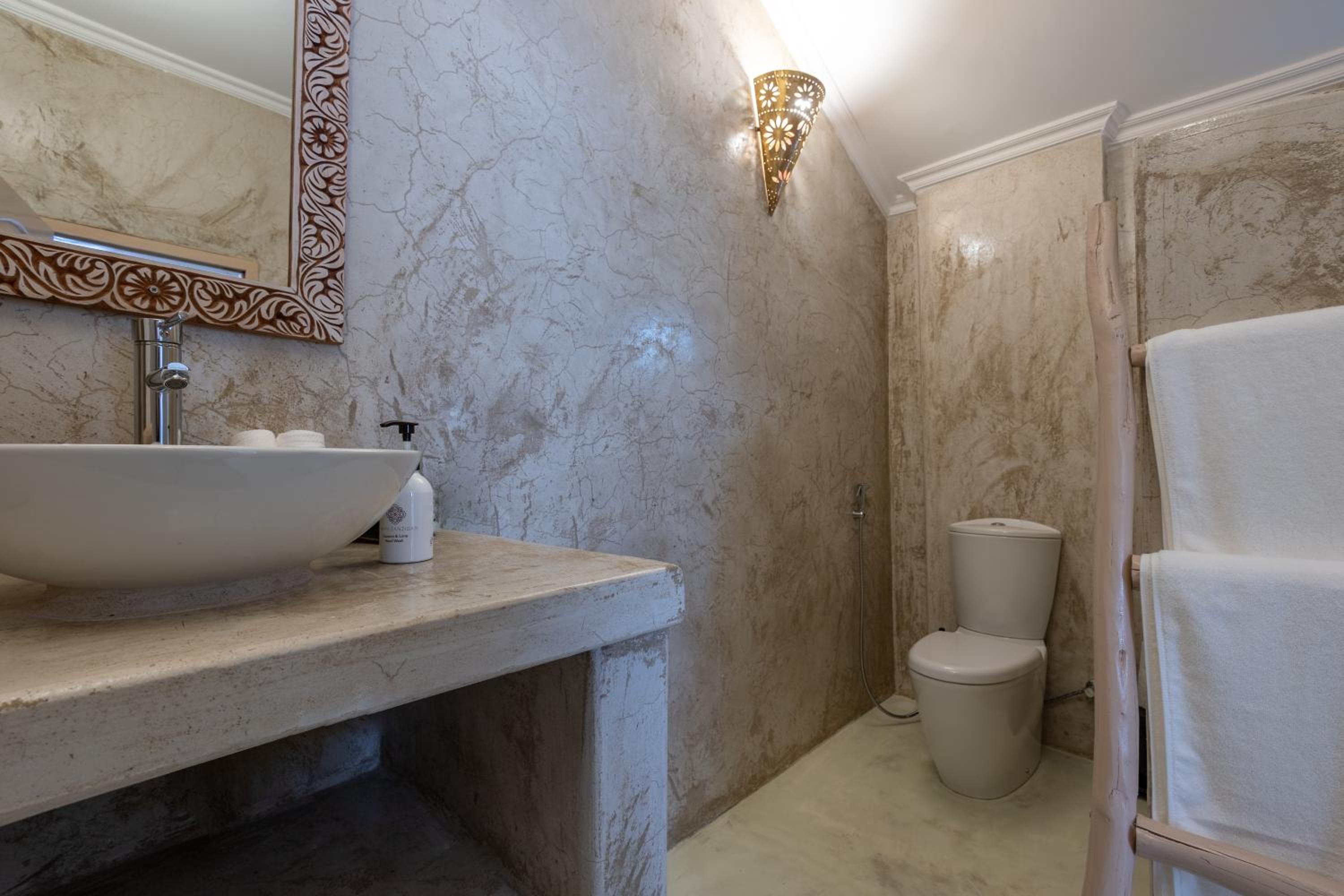 Suite - Photo 31