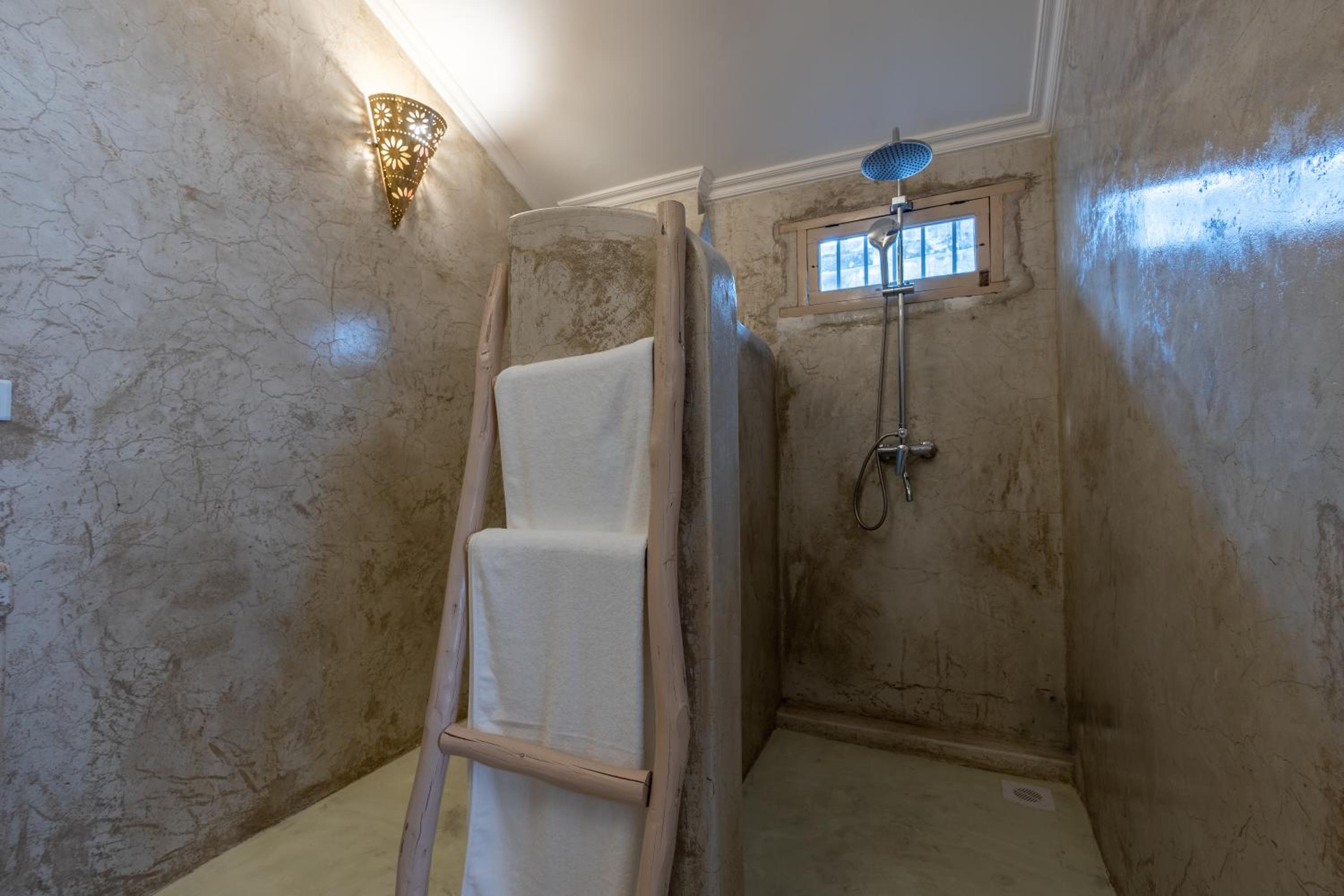 Suite - Photo 32
