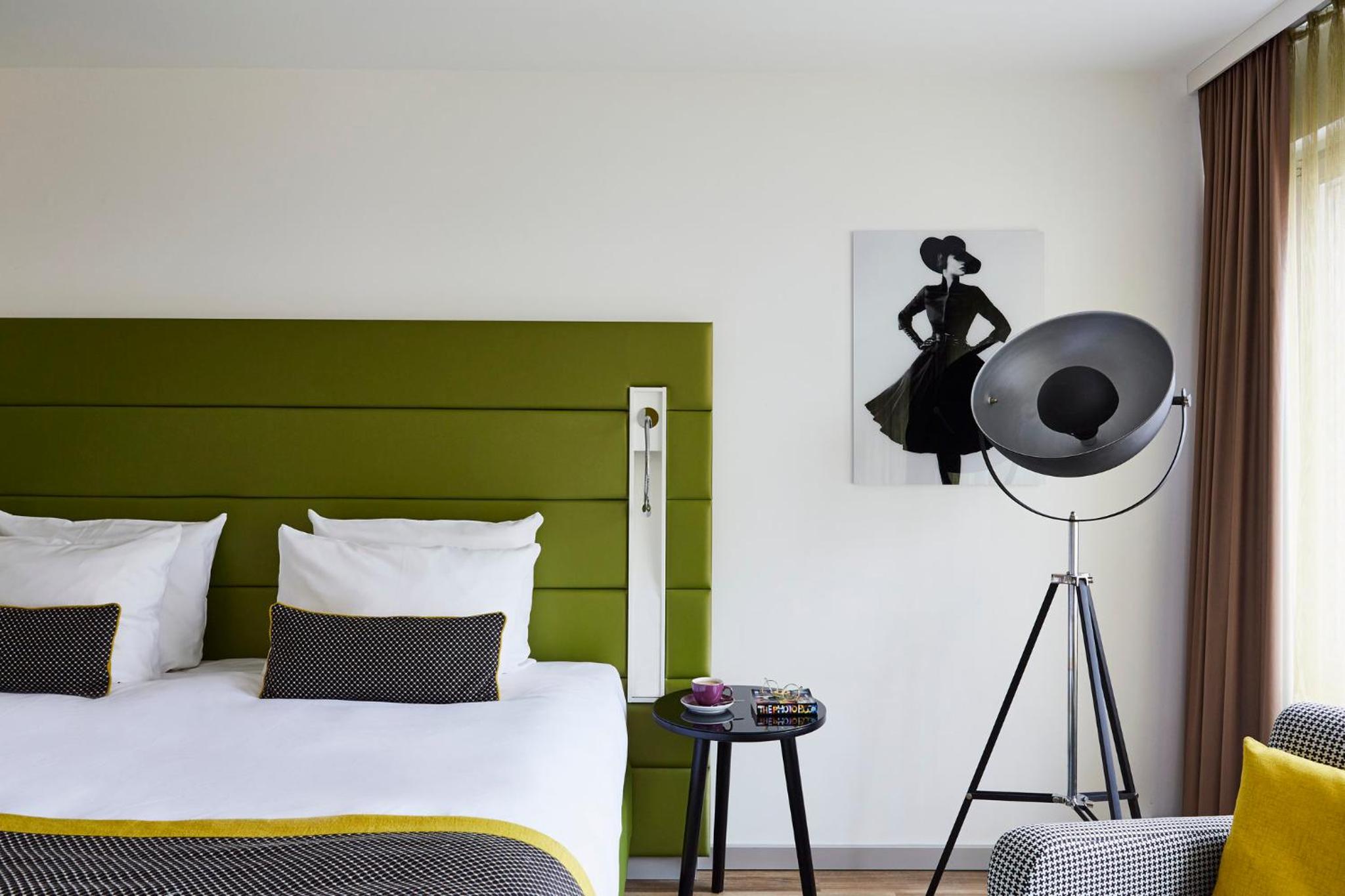 Premium King Room with City View - Photo 6
