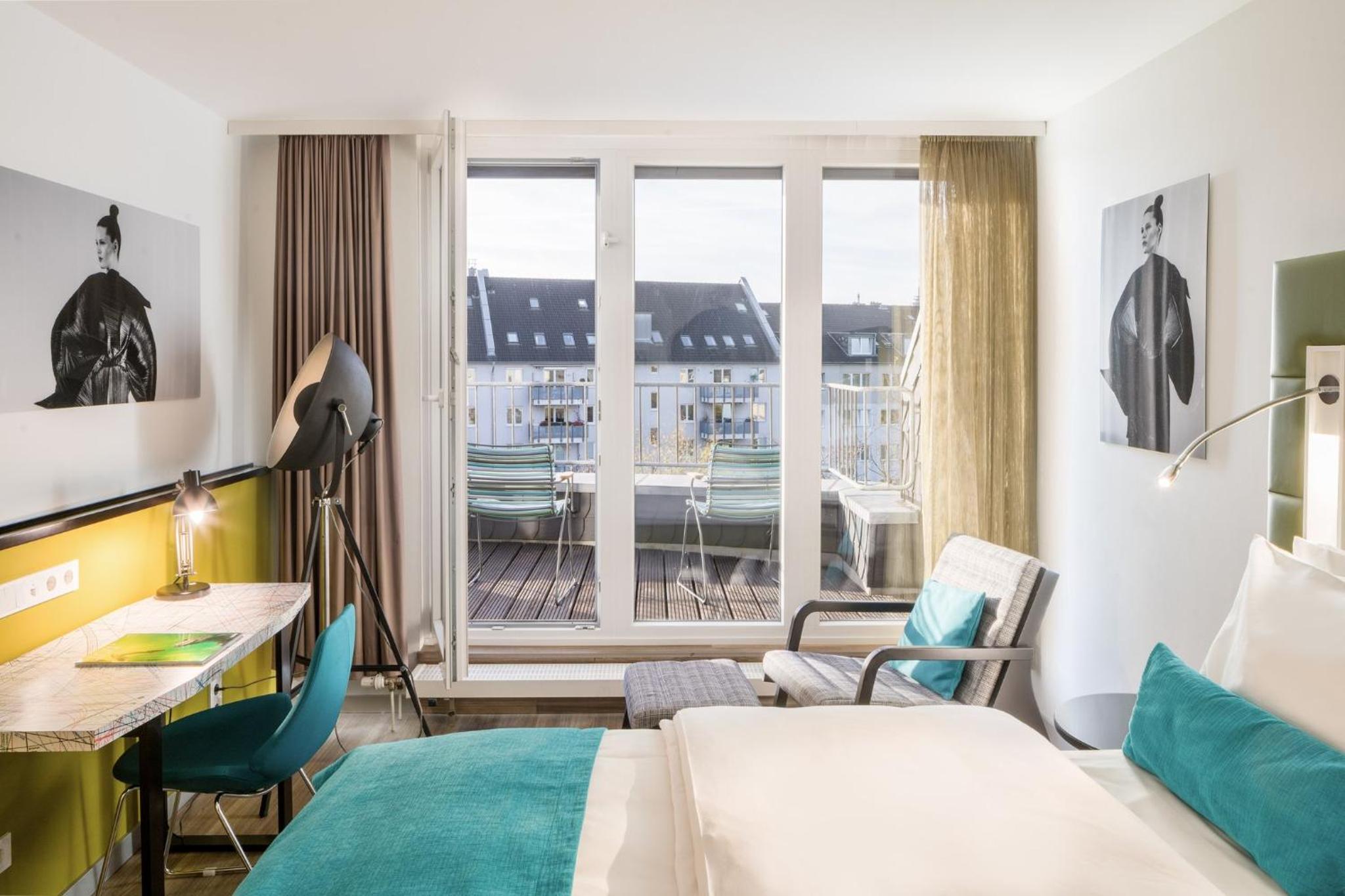 Standard Queen Room with Balcony and Garden View - Photo 3
