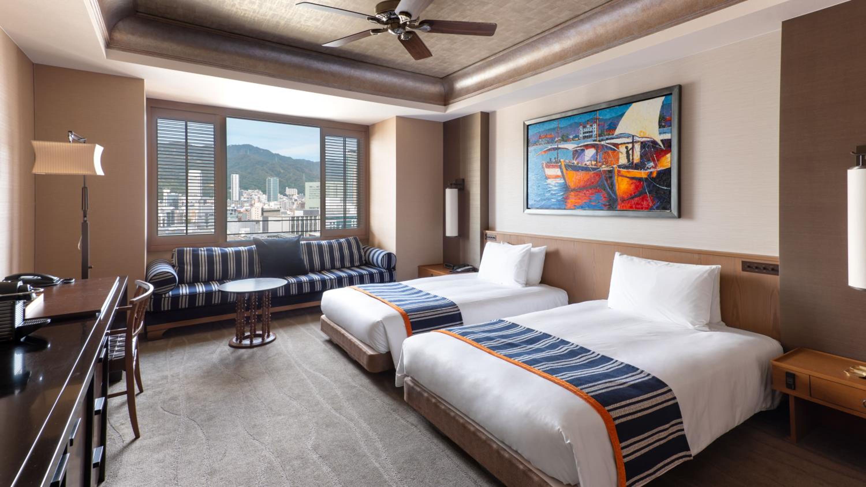 Club Twin Room - City View on Higher Floor with Complimentary Mini-bar - Photo 3