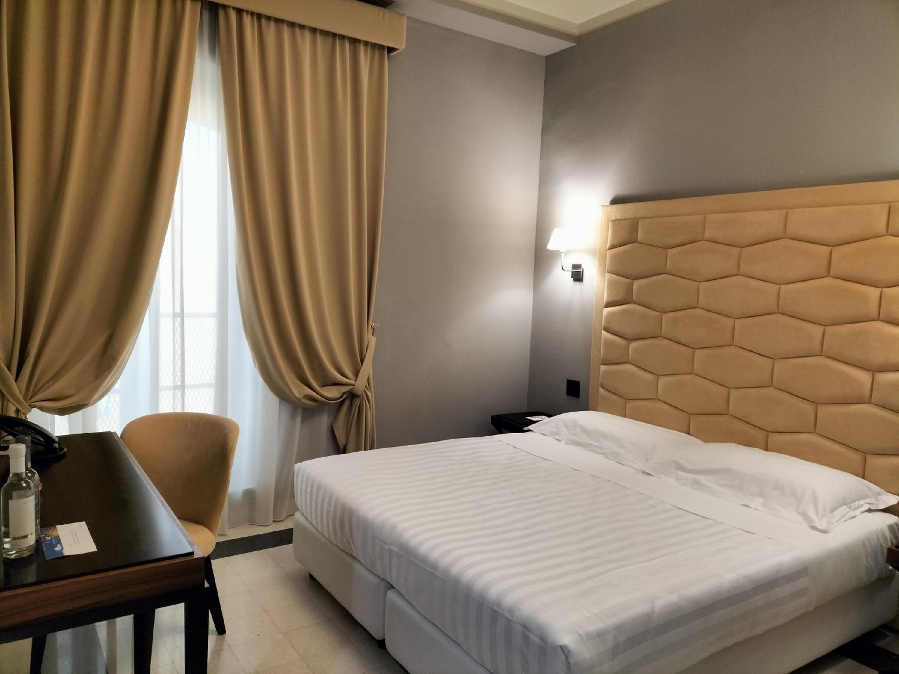 Standard Double or Twin Room - Photo 11