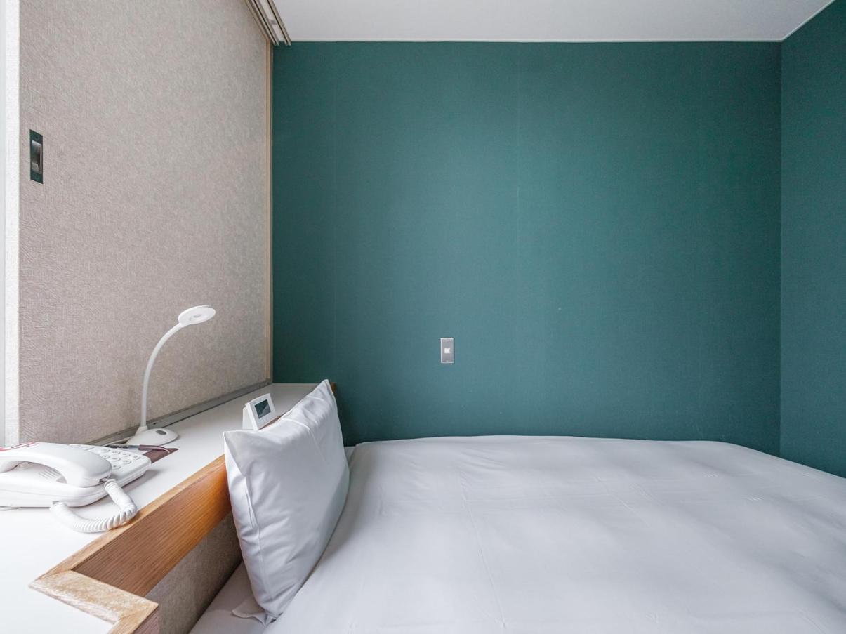 Single Room with Small Double Bed- Non-Smoking - Main Building photo 3