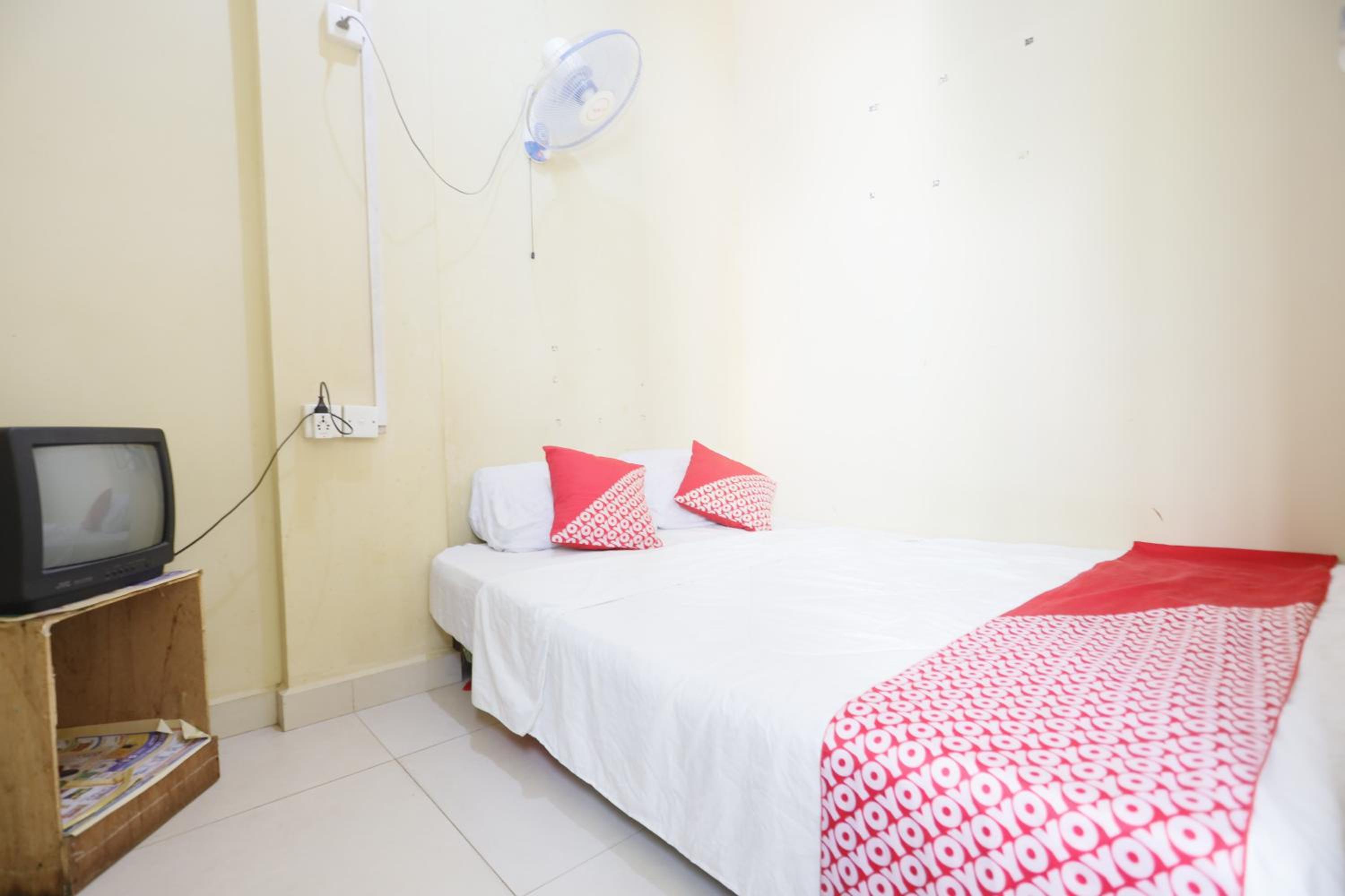 Budget Double Room - Photo 10