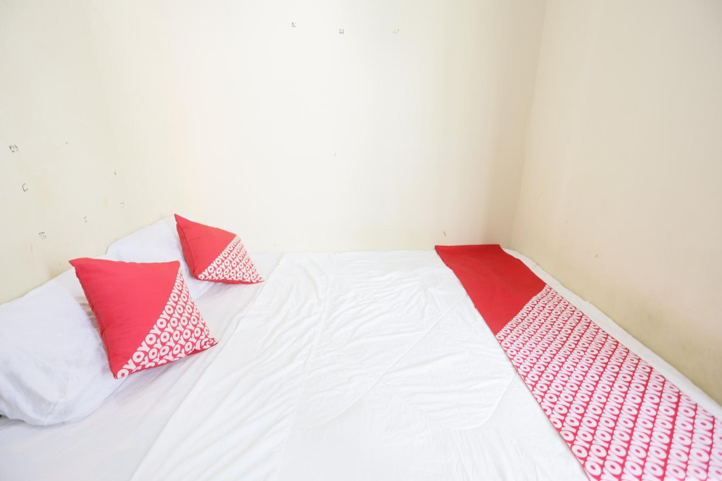 Budget Double Room - Photo 9