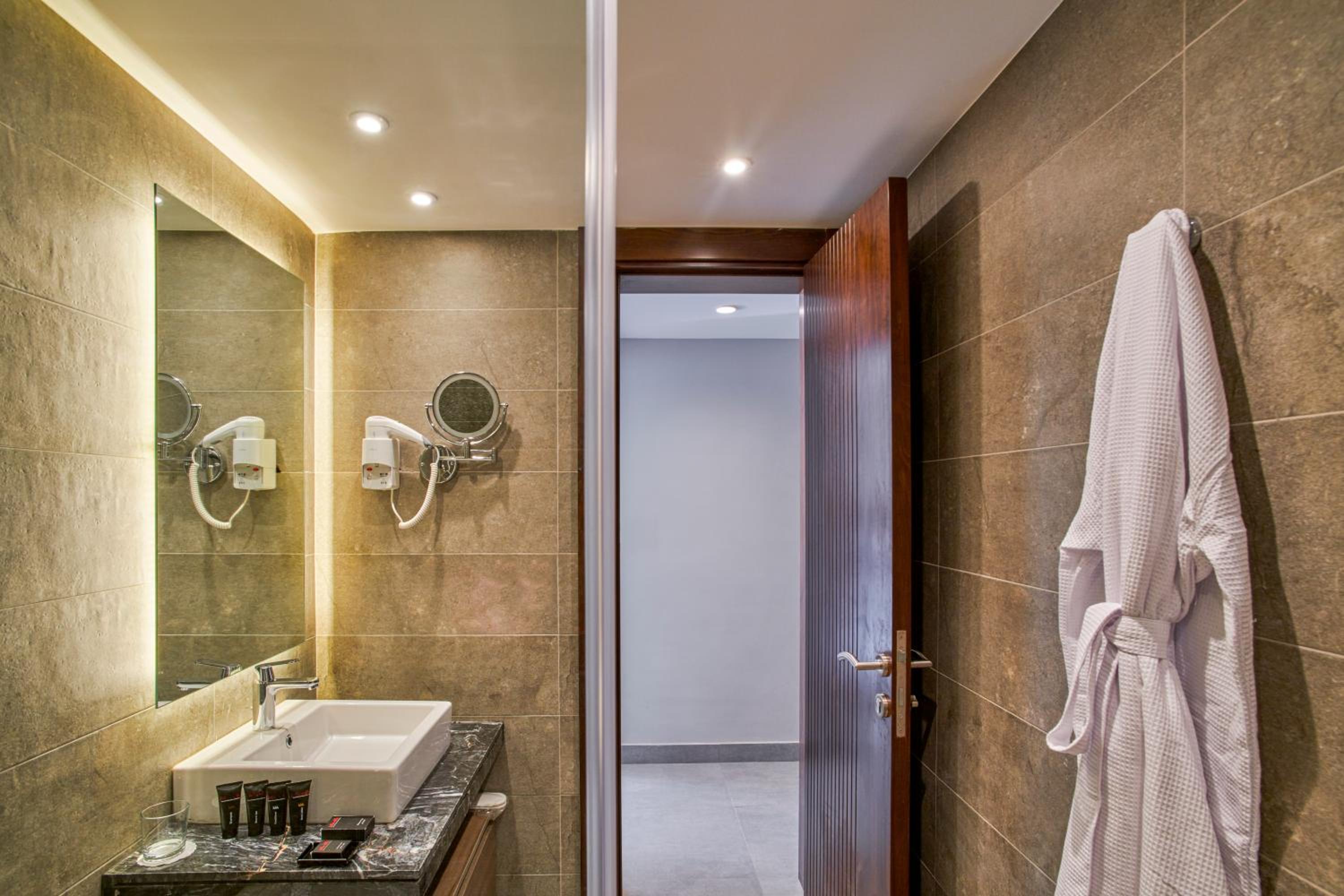 Executive Suite - Photo 4