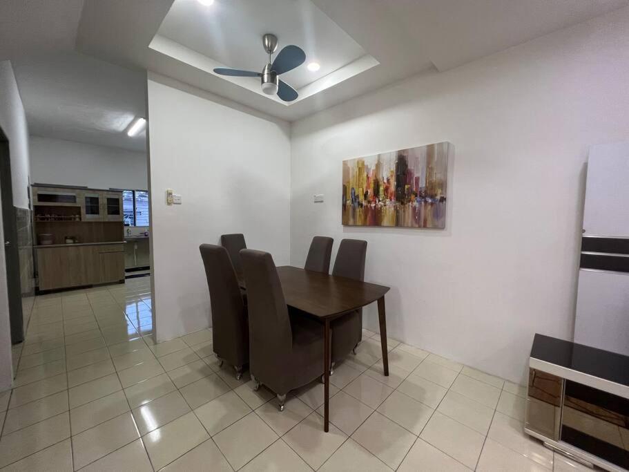 Four-Bedroom House photo 3