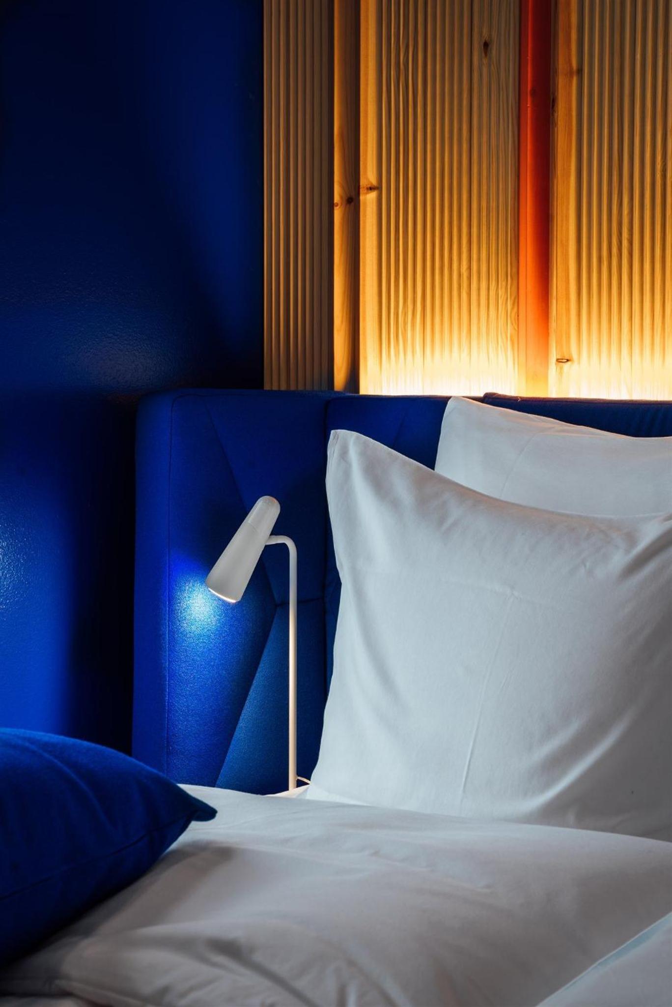 Deluxe King Room thumbnail 6