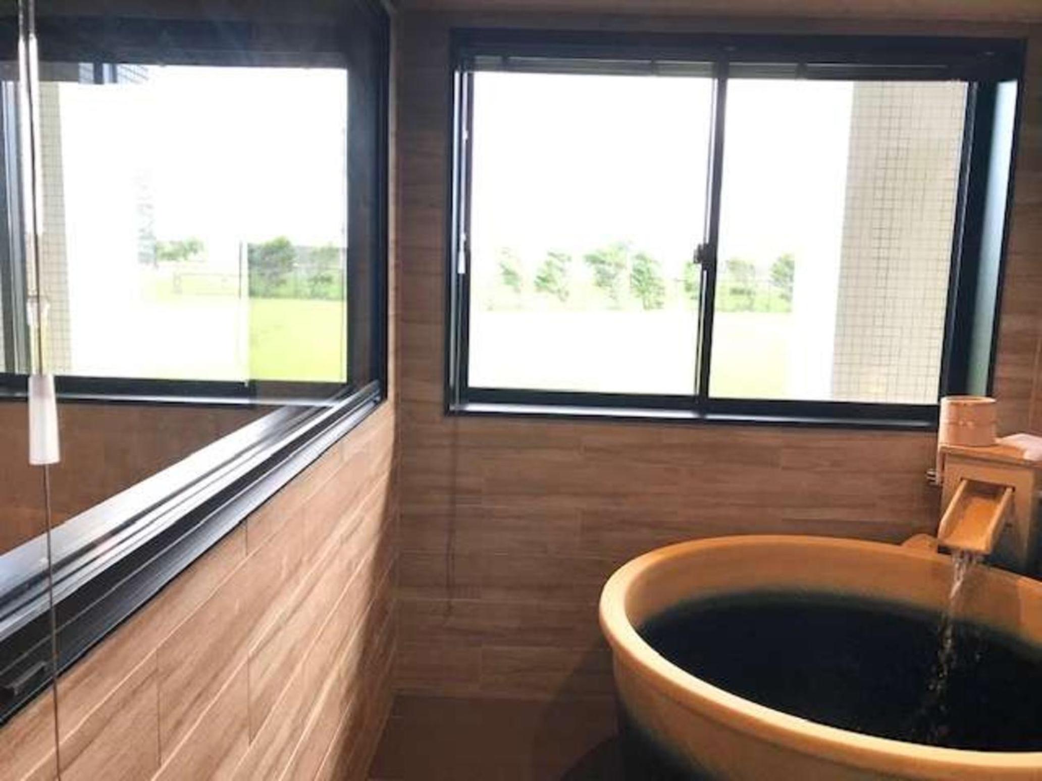 Modern Twin Room with Tatami Area and Semi Open-Air Bath - Photo 2