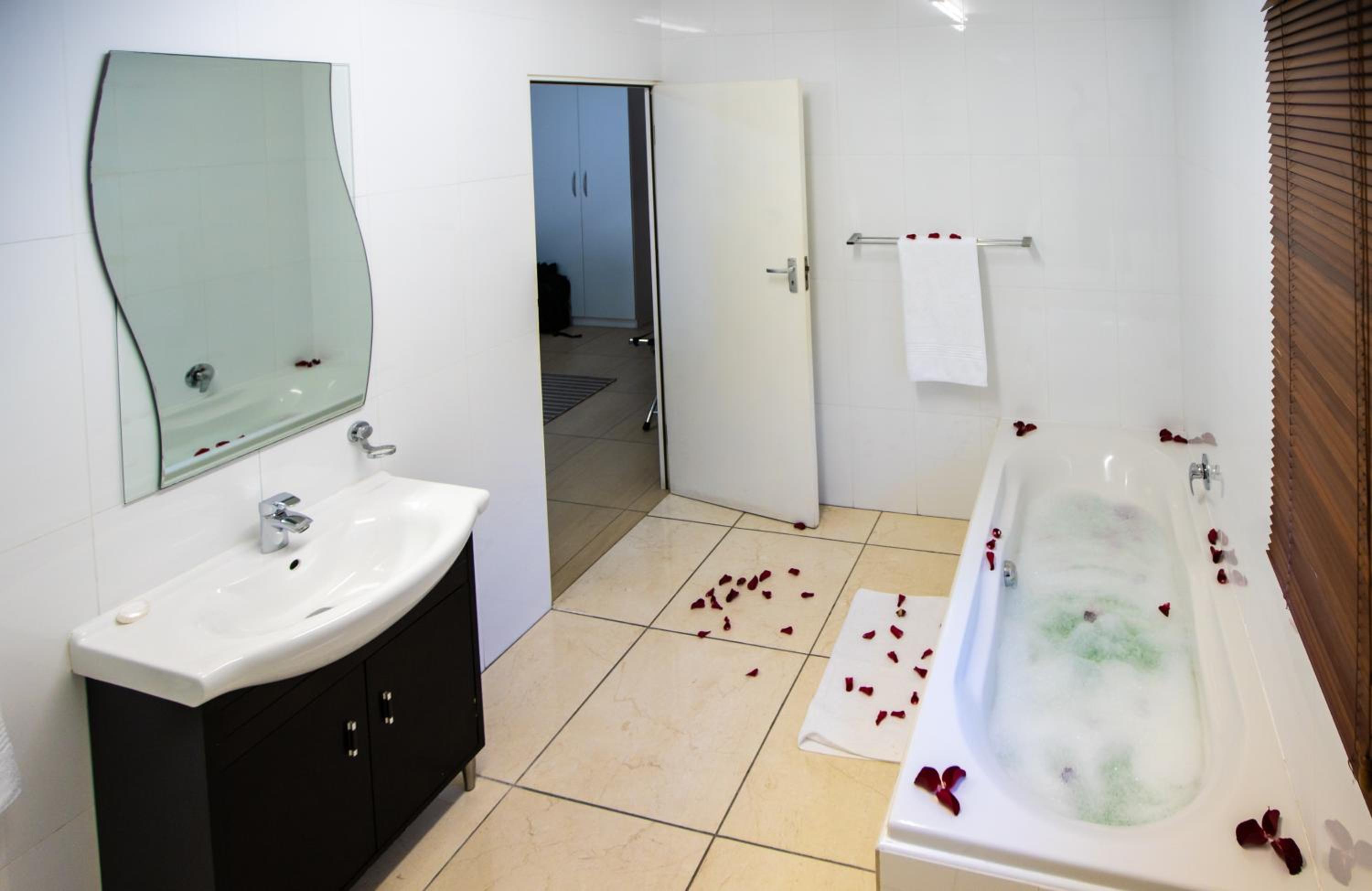 Luxury Suite Room - Photo 15