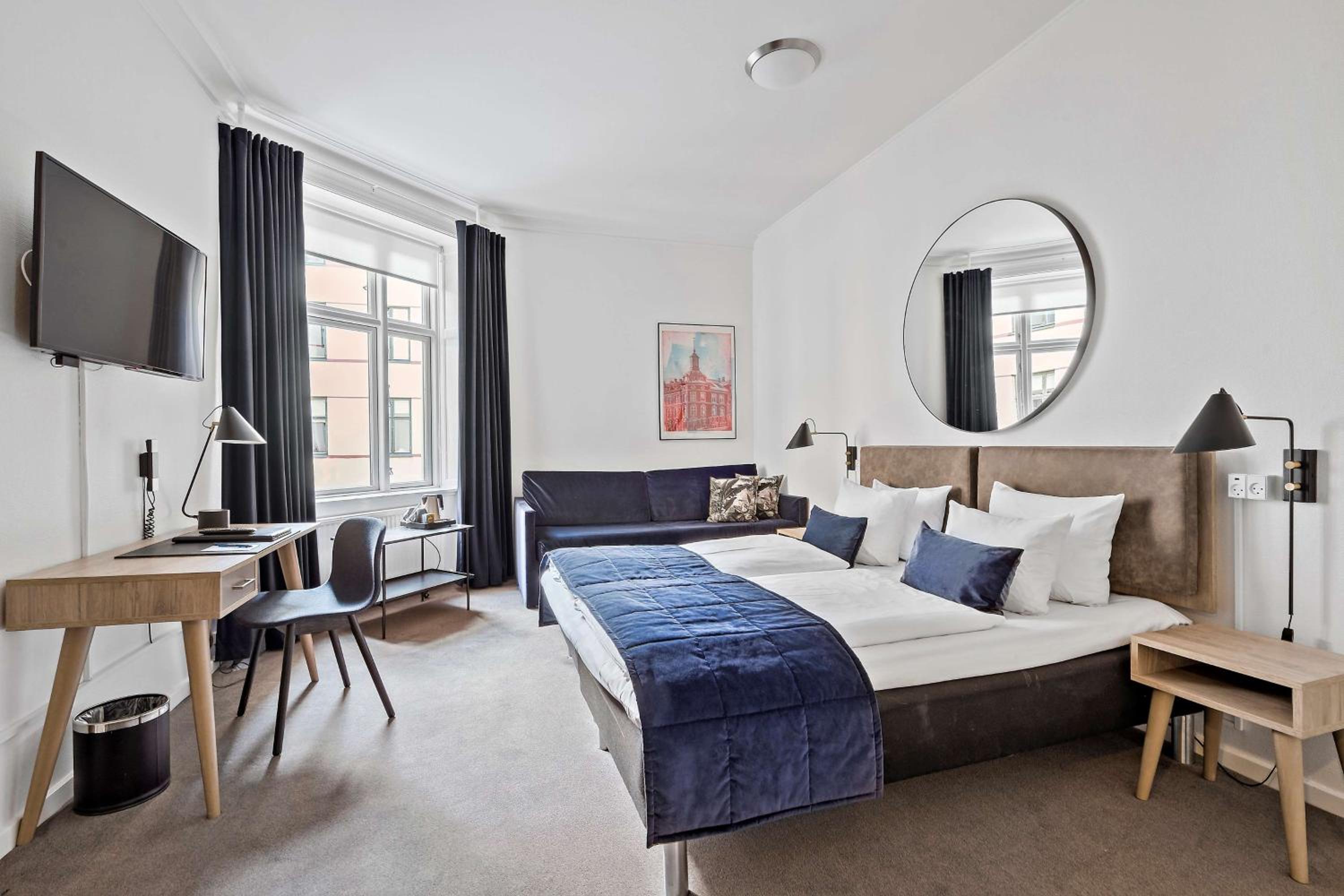 Superior Twin Room thumbnail 5