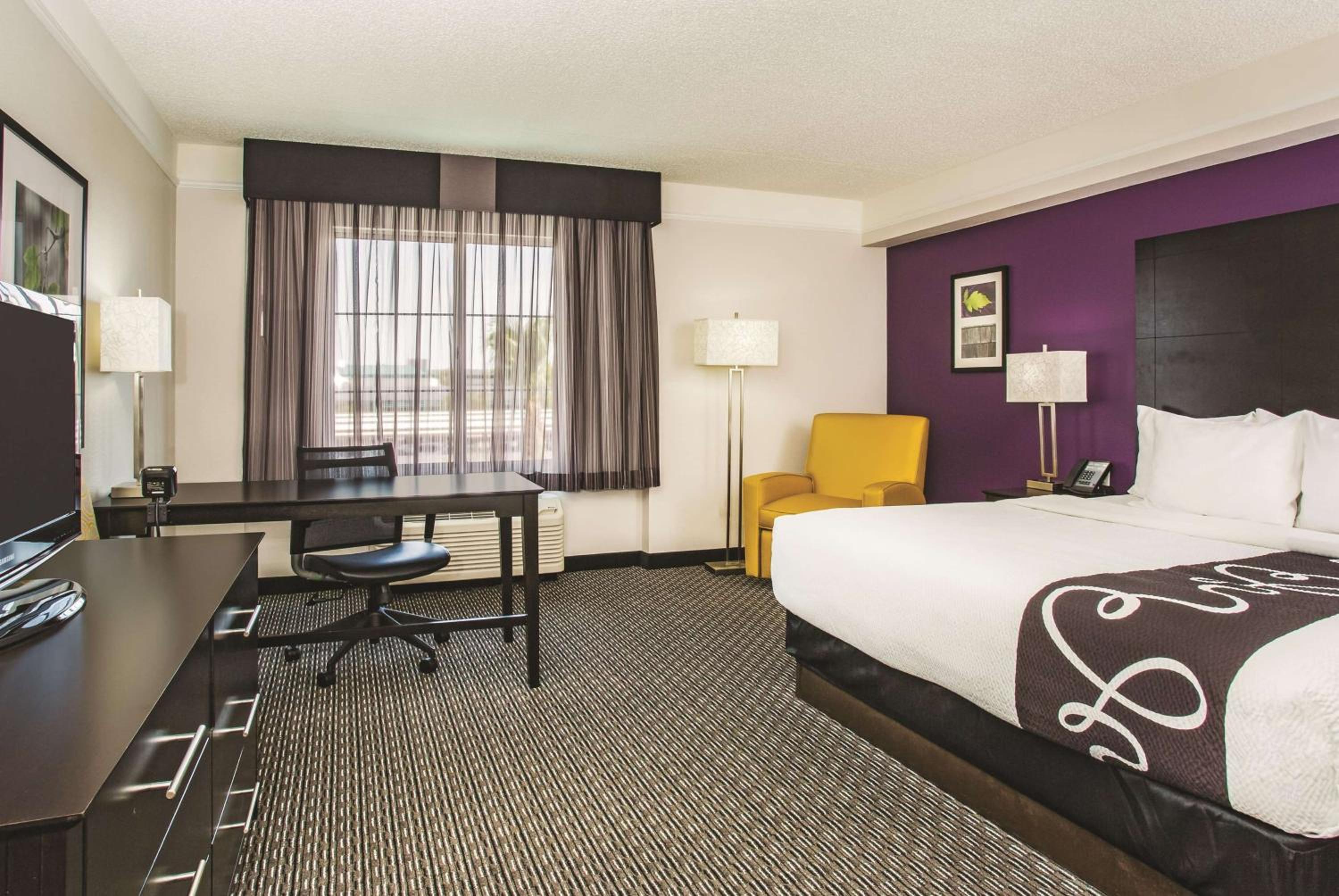Deluxe King Room - Photo 4