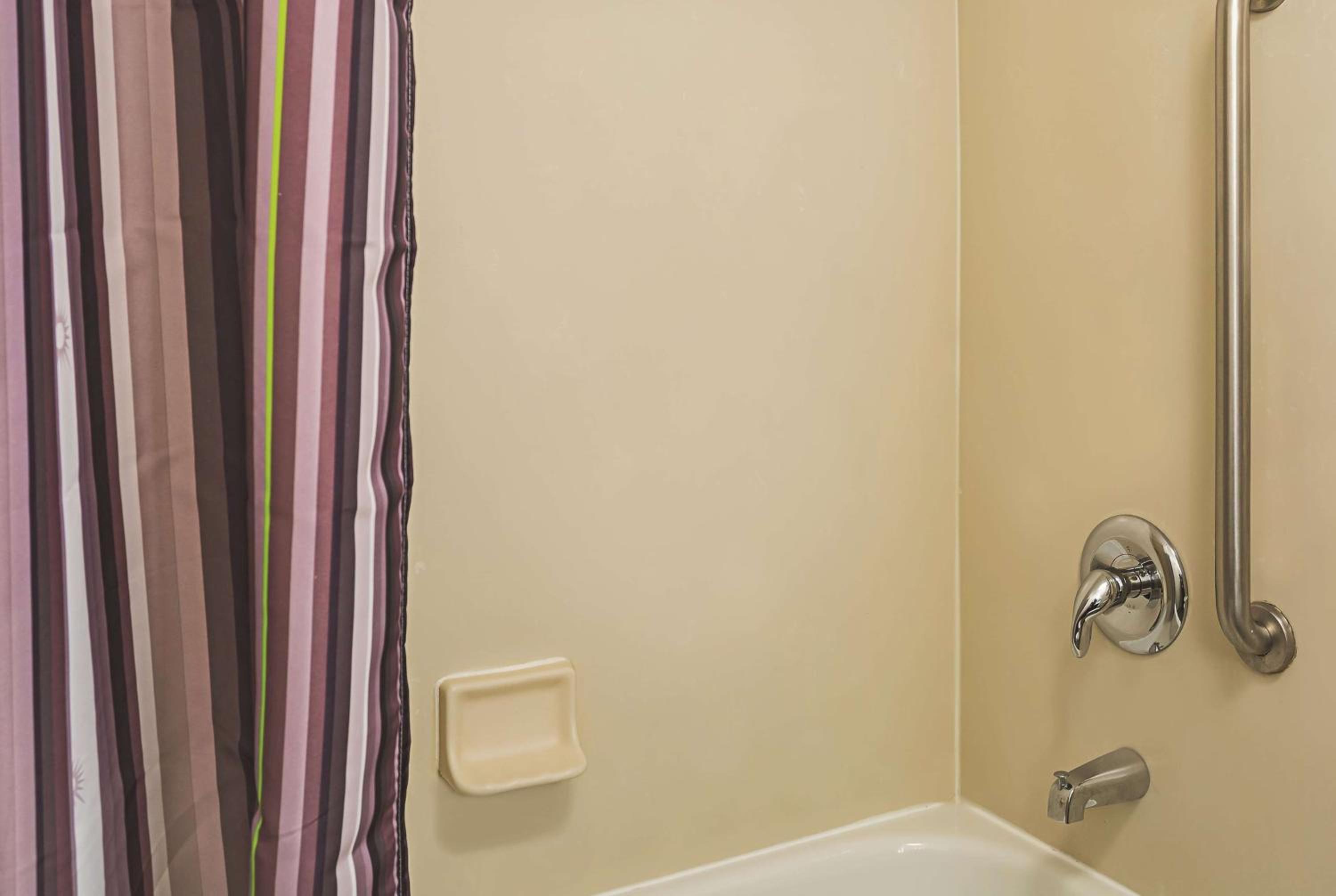 Deluxe King Room - Photo 2