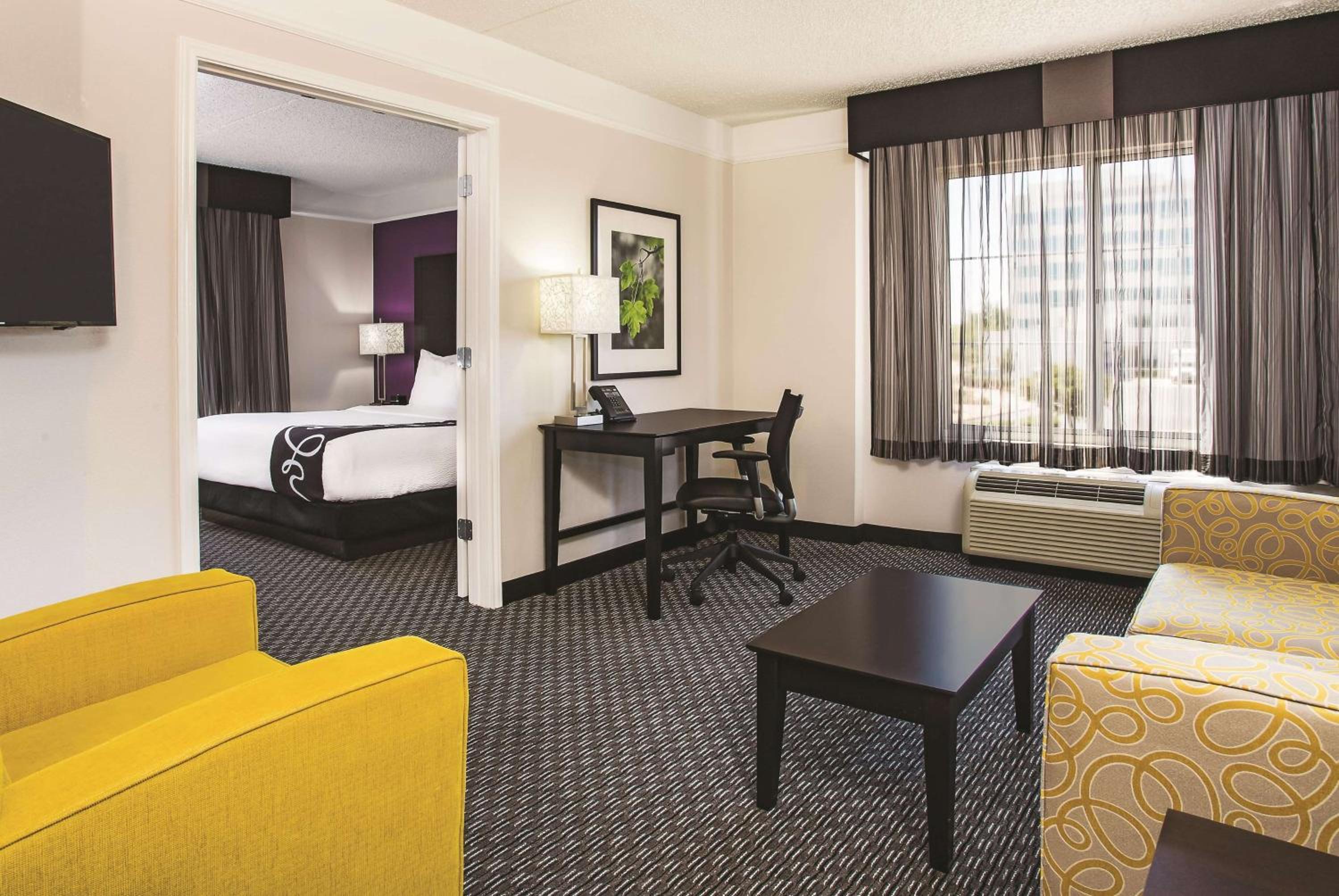 One-Bedroom King Suite - Non-Smoking - Photo 3