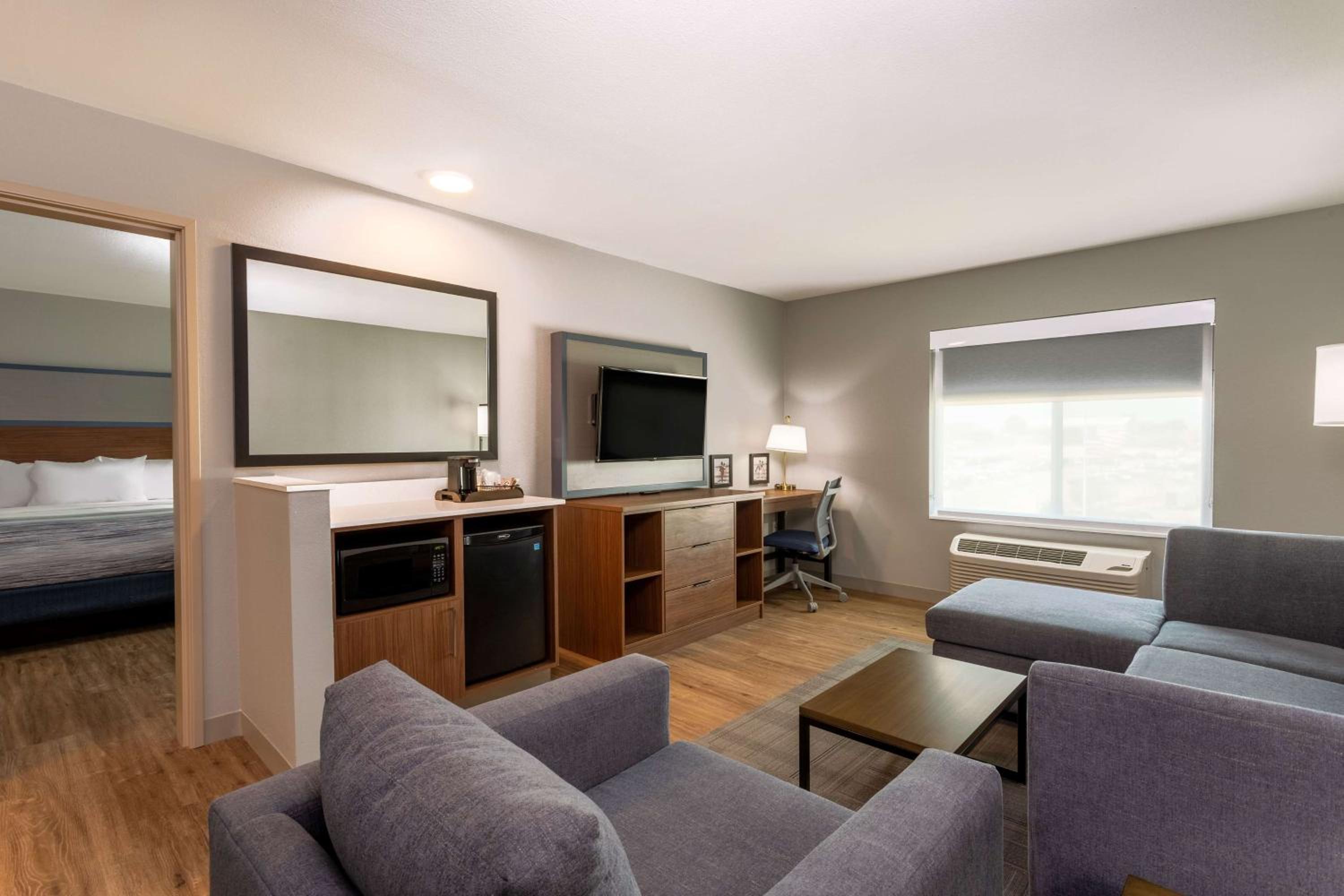 One-Bedroom Suite with Two Queen Beds - Non-Smoking - Photo 1