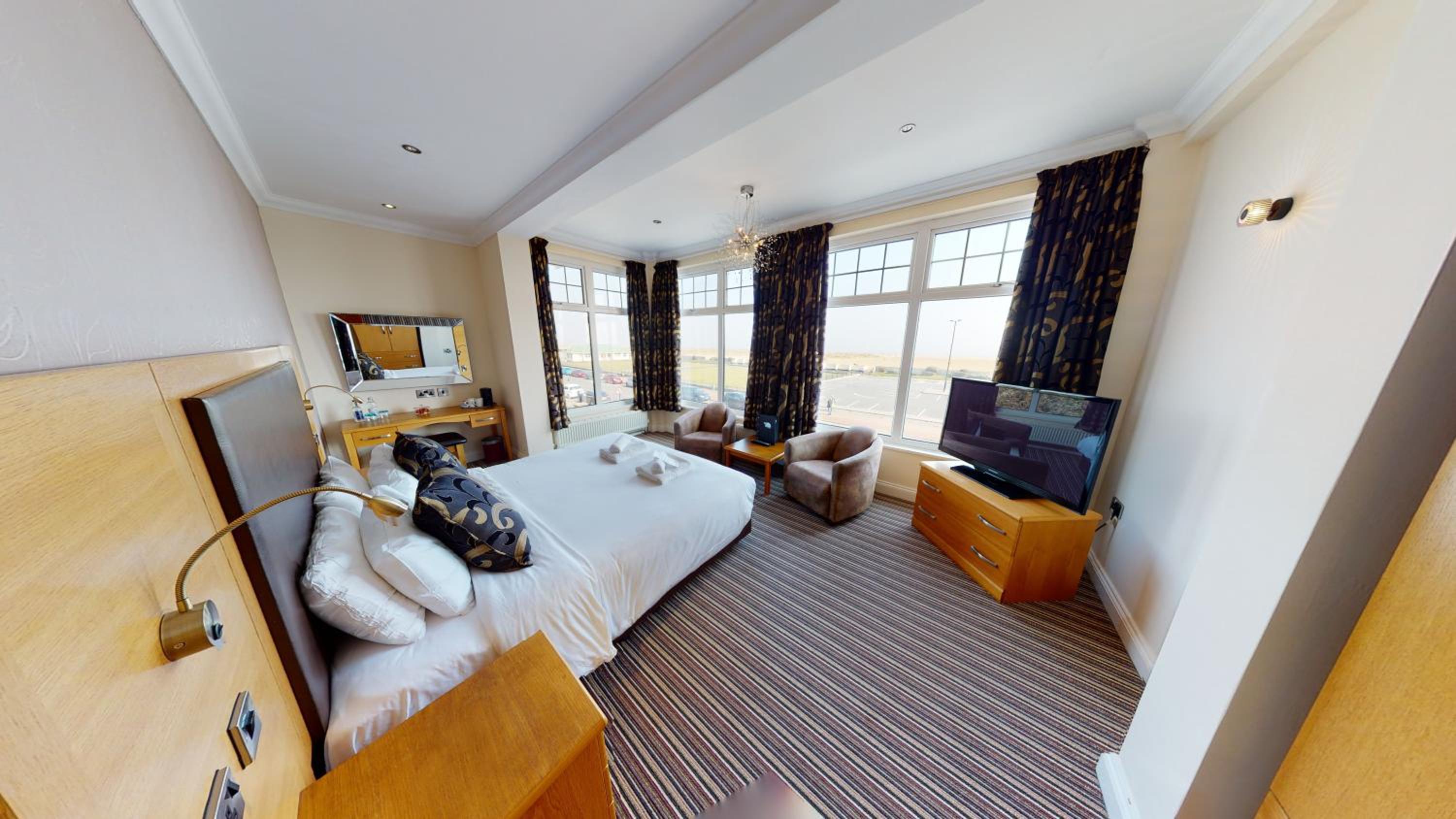 Deluxe Double Room - Photo 9