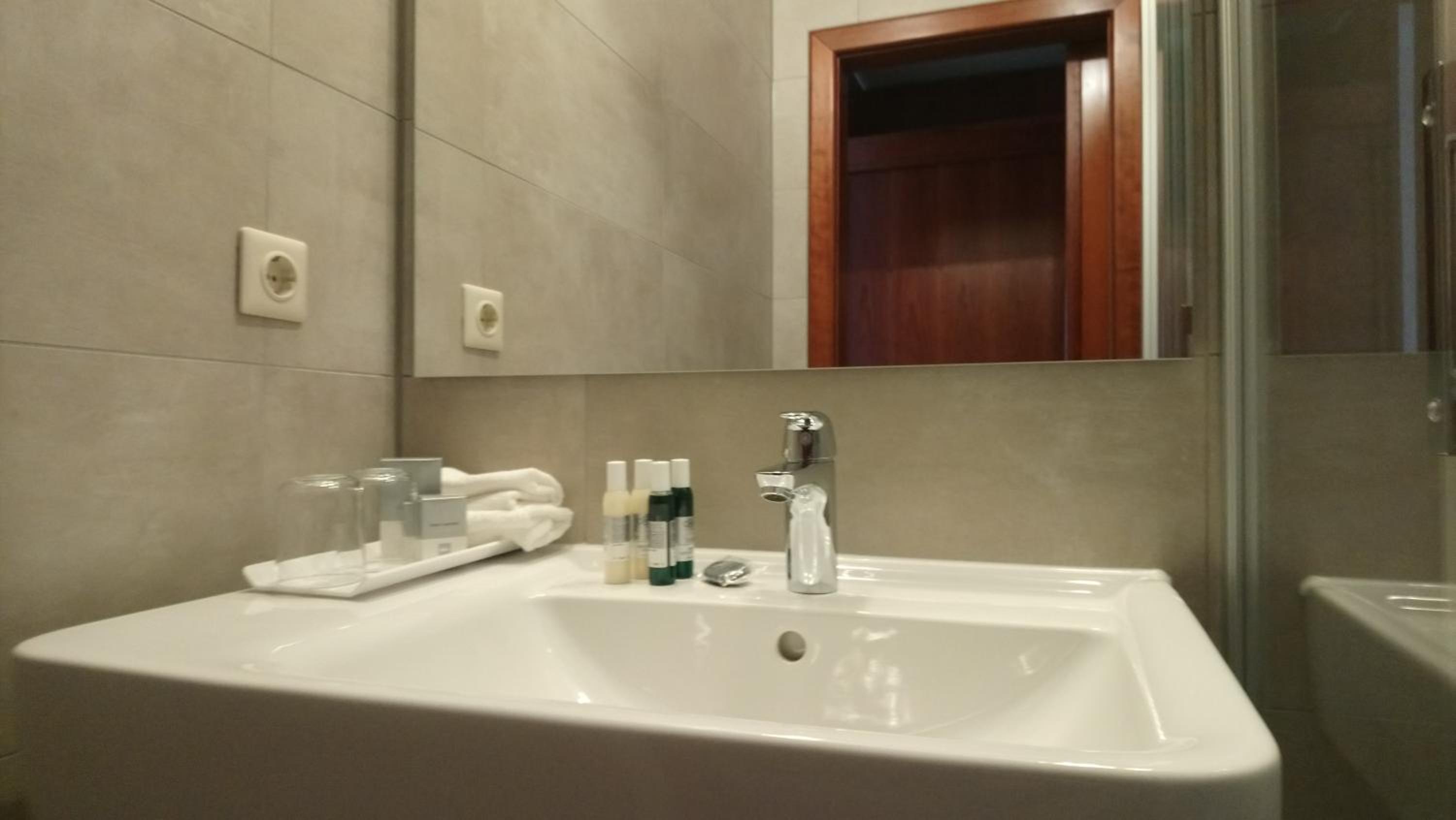 Deluxe Double Room with Balcony - Photo 2
