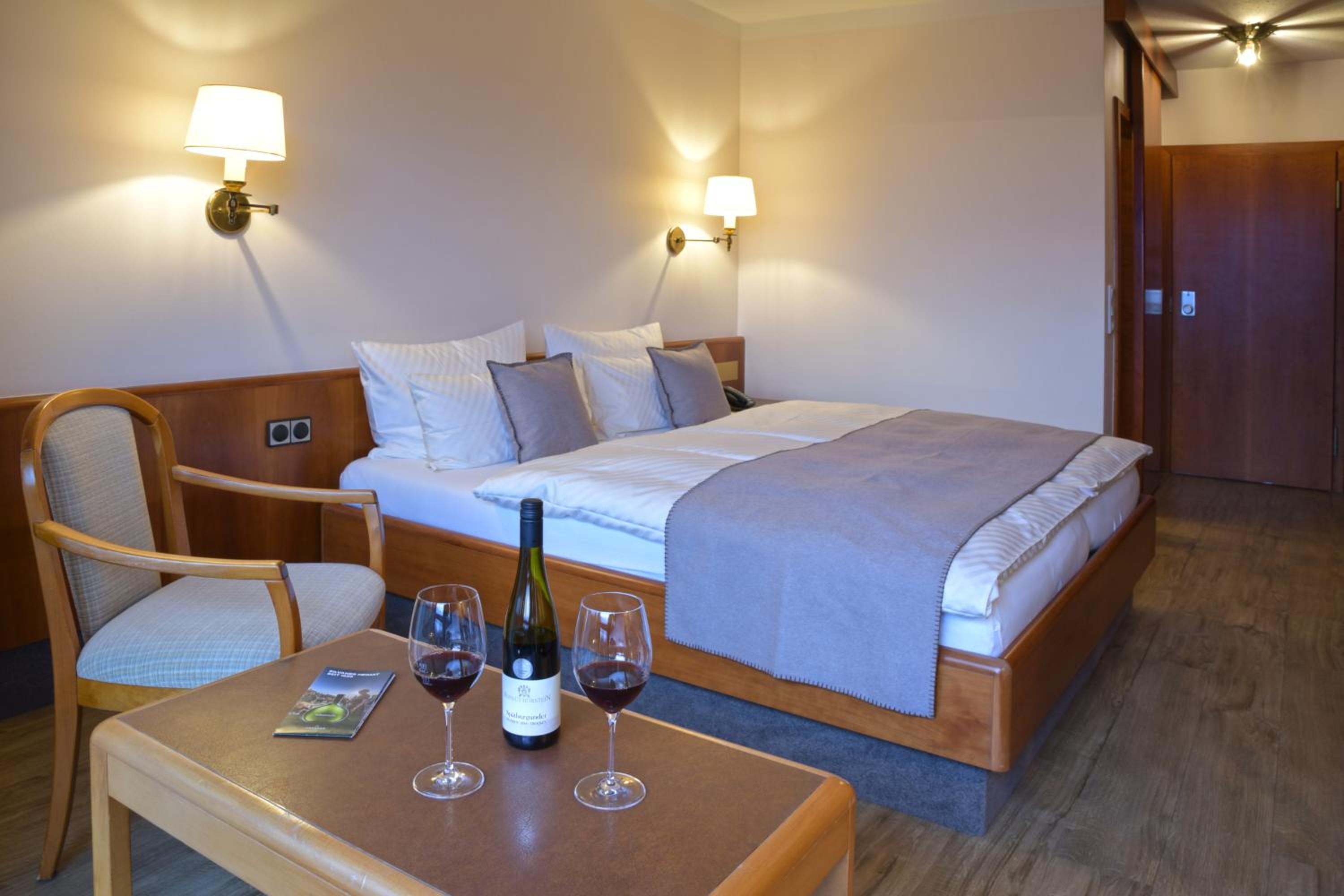 Deluxe Double Room with Balcony - Photo 5
