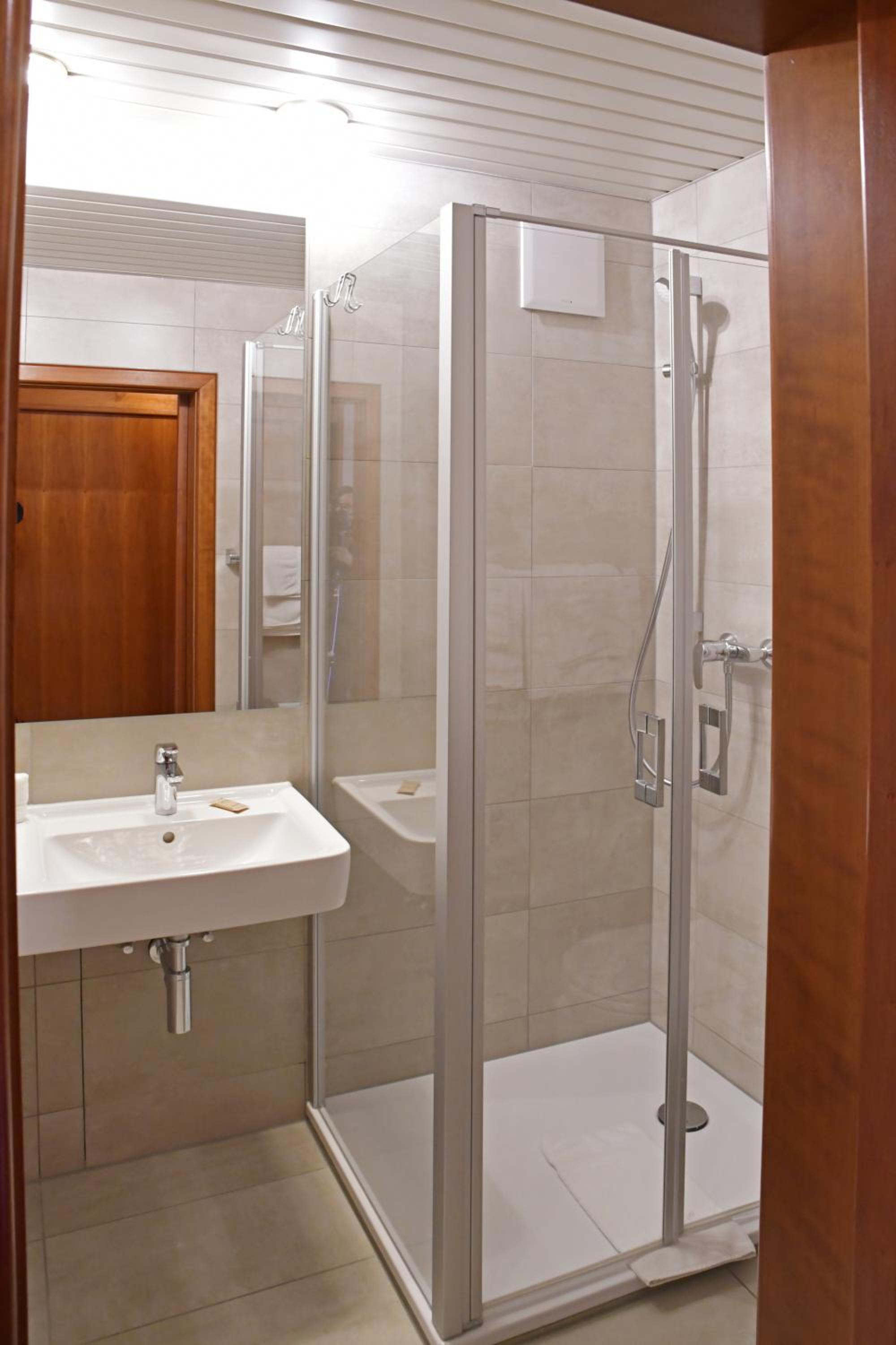 Deluxe Double Room with Balcony - Photo 6