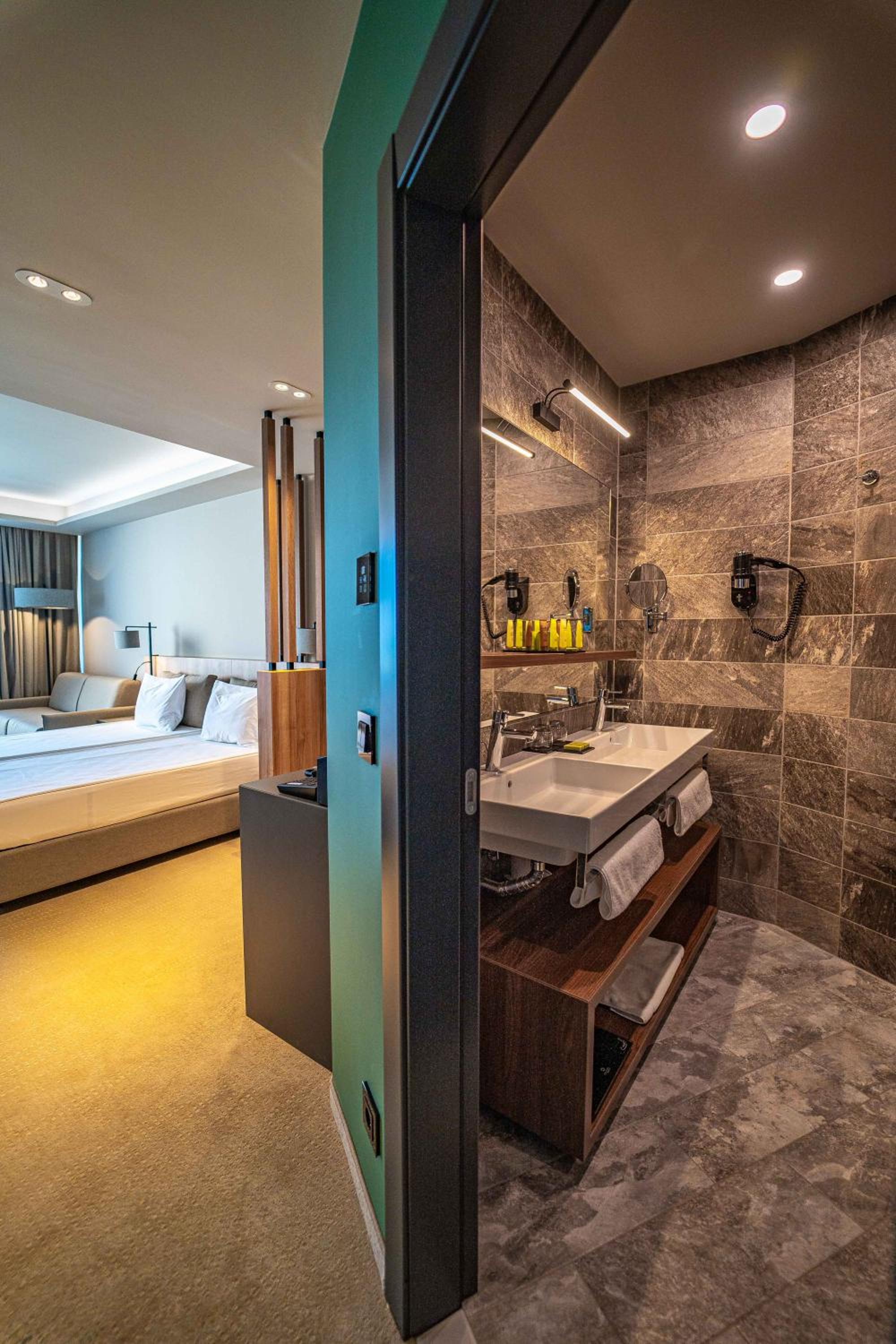 Suite Park view (3 adults or 3 adults with 1 child) photo 3