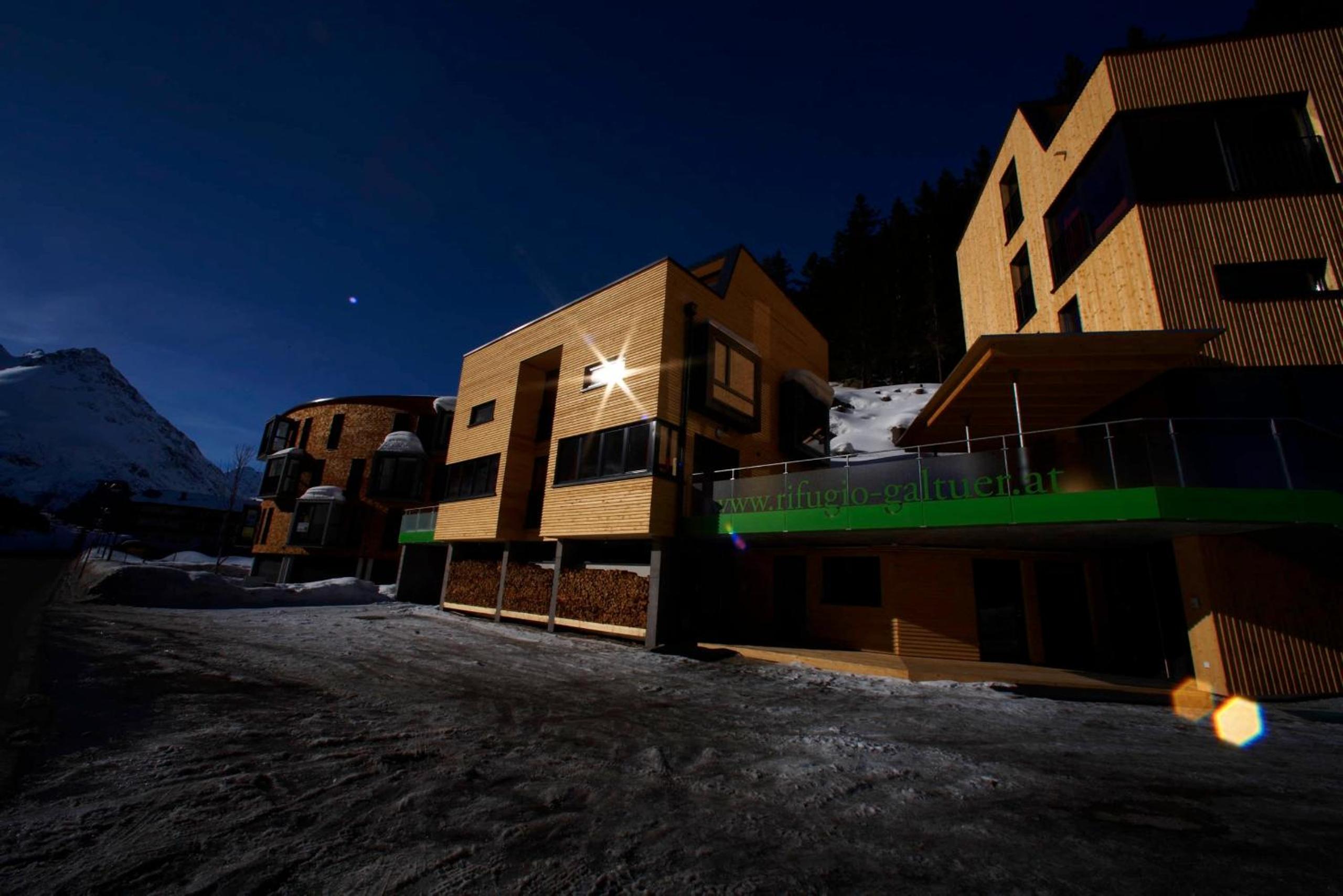 Six-Bedroom House photo 2