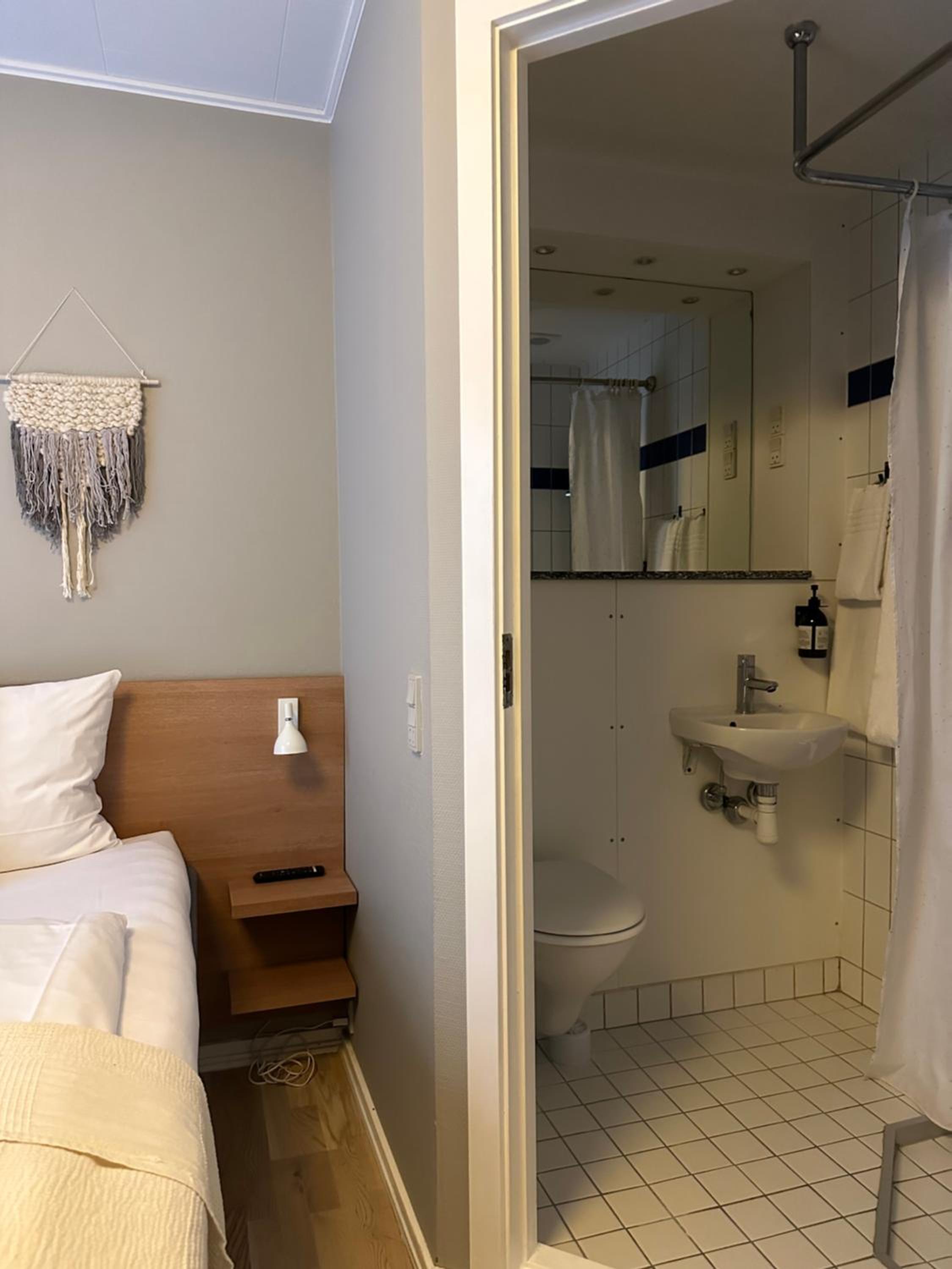 Standard Double Room - Photo 13