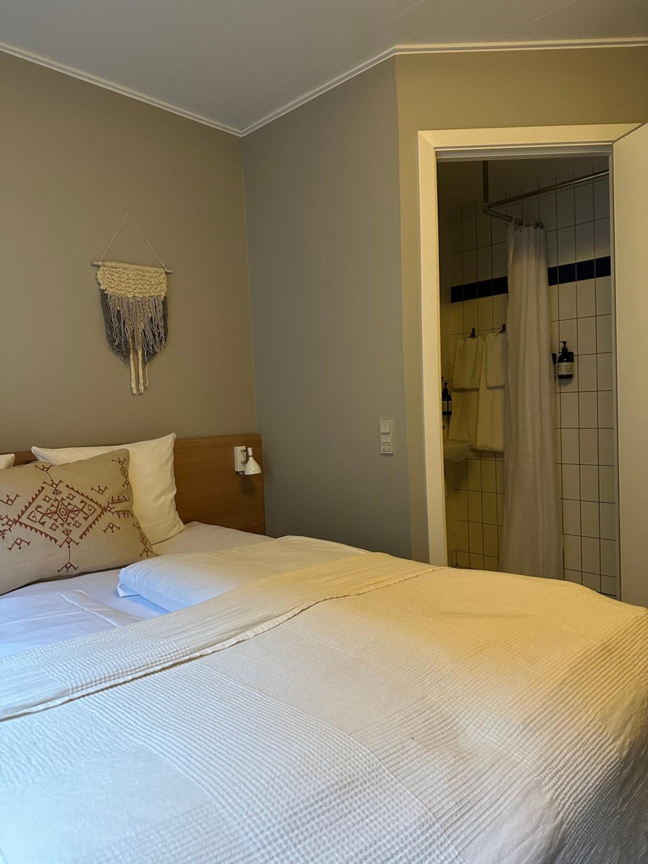 Single / Small Double Room thumbnail 5