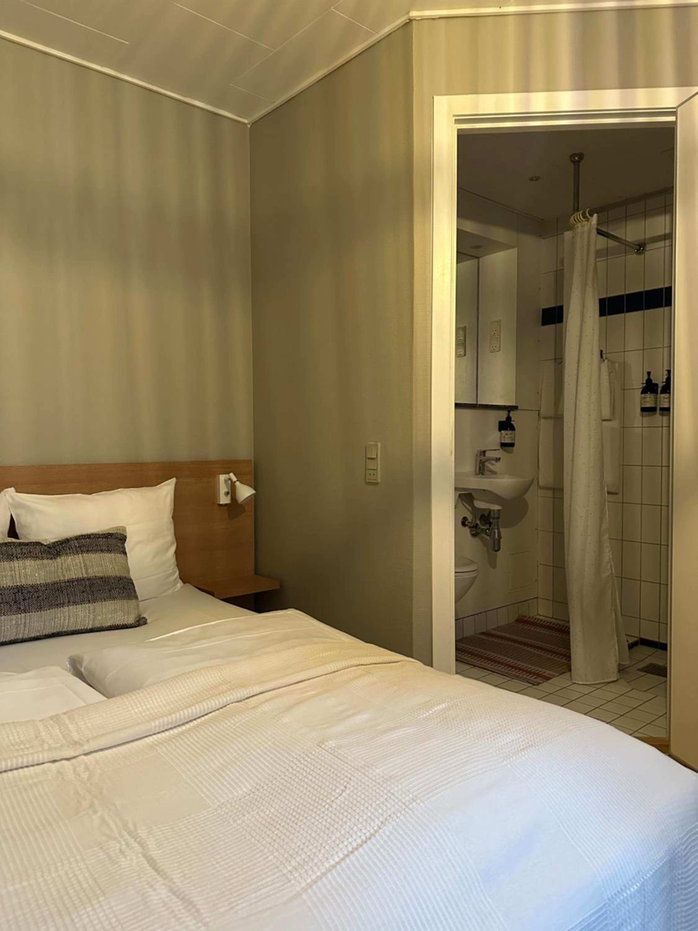 Standard Double Room - Photo 23