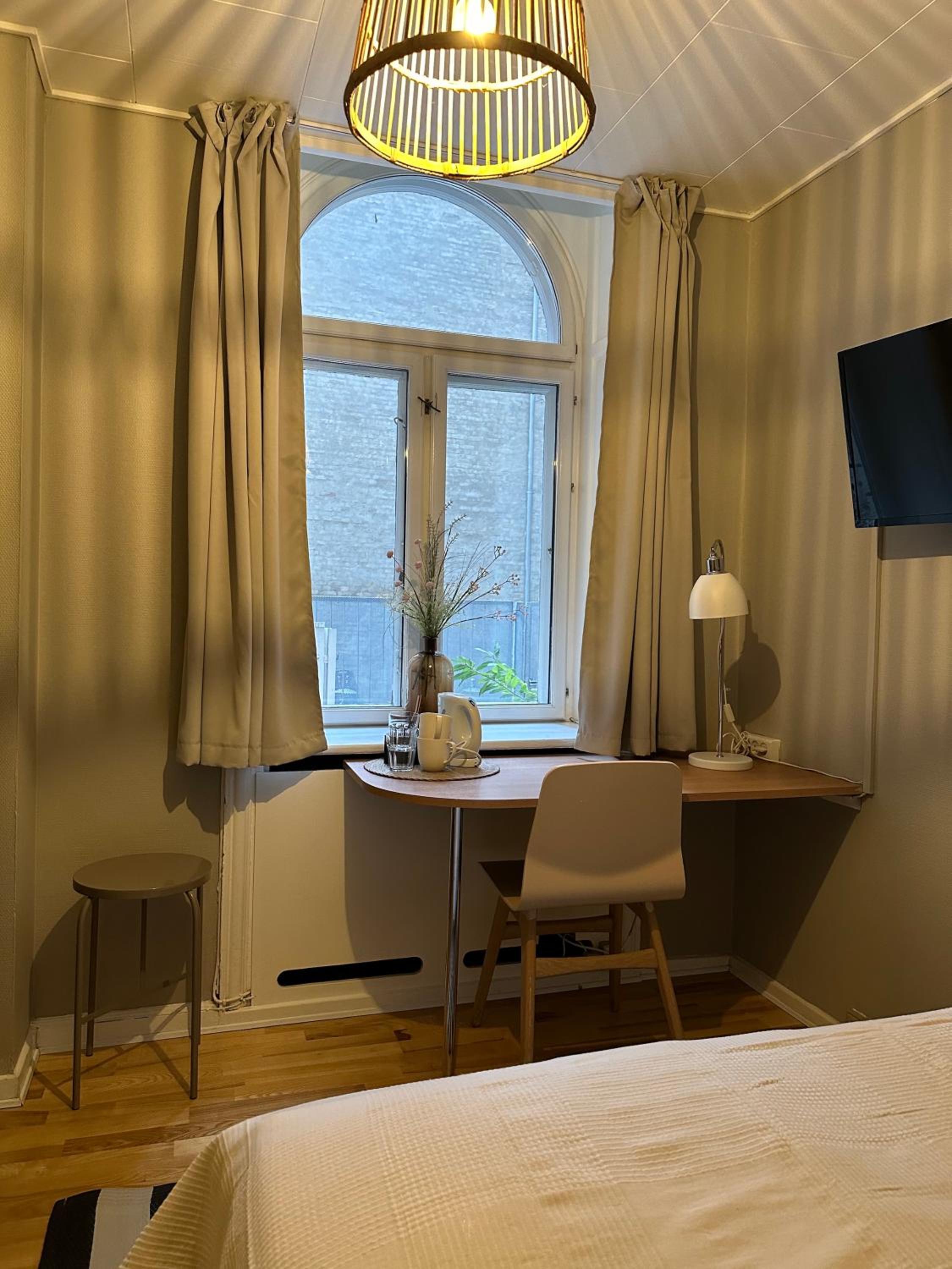 Single / Small Double Room thumbnail 6