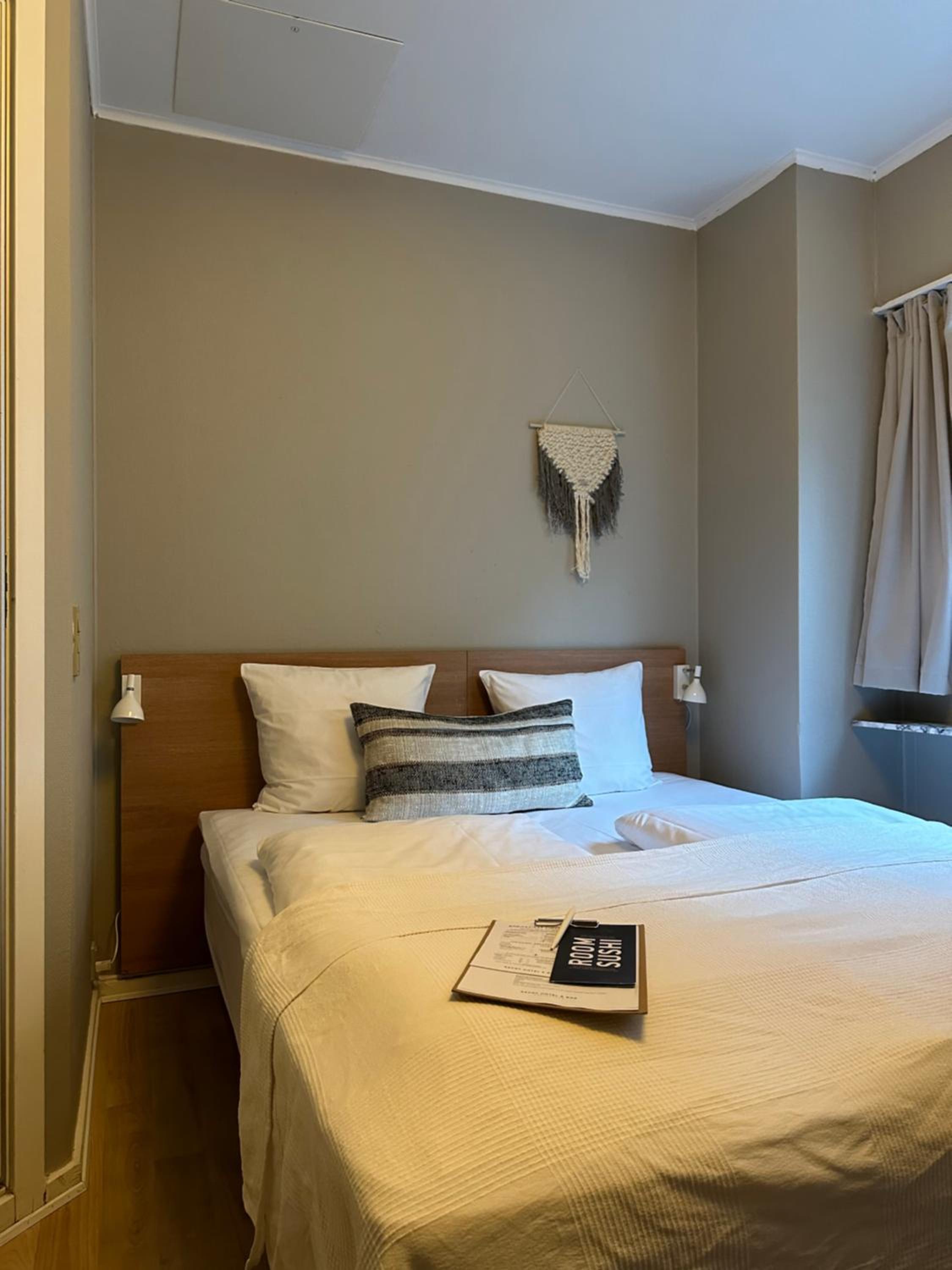 Standard Double Room thumbnail 6