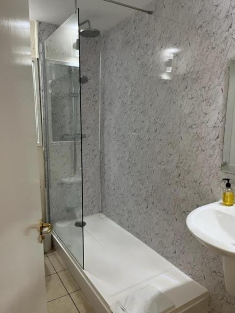 Twin Room - Photo 2