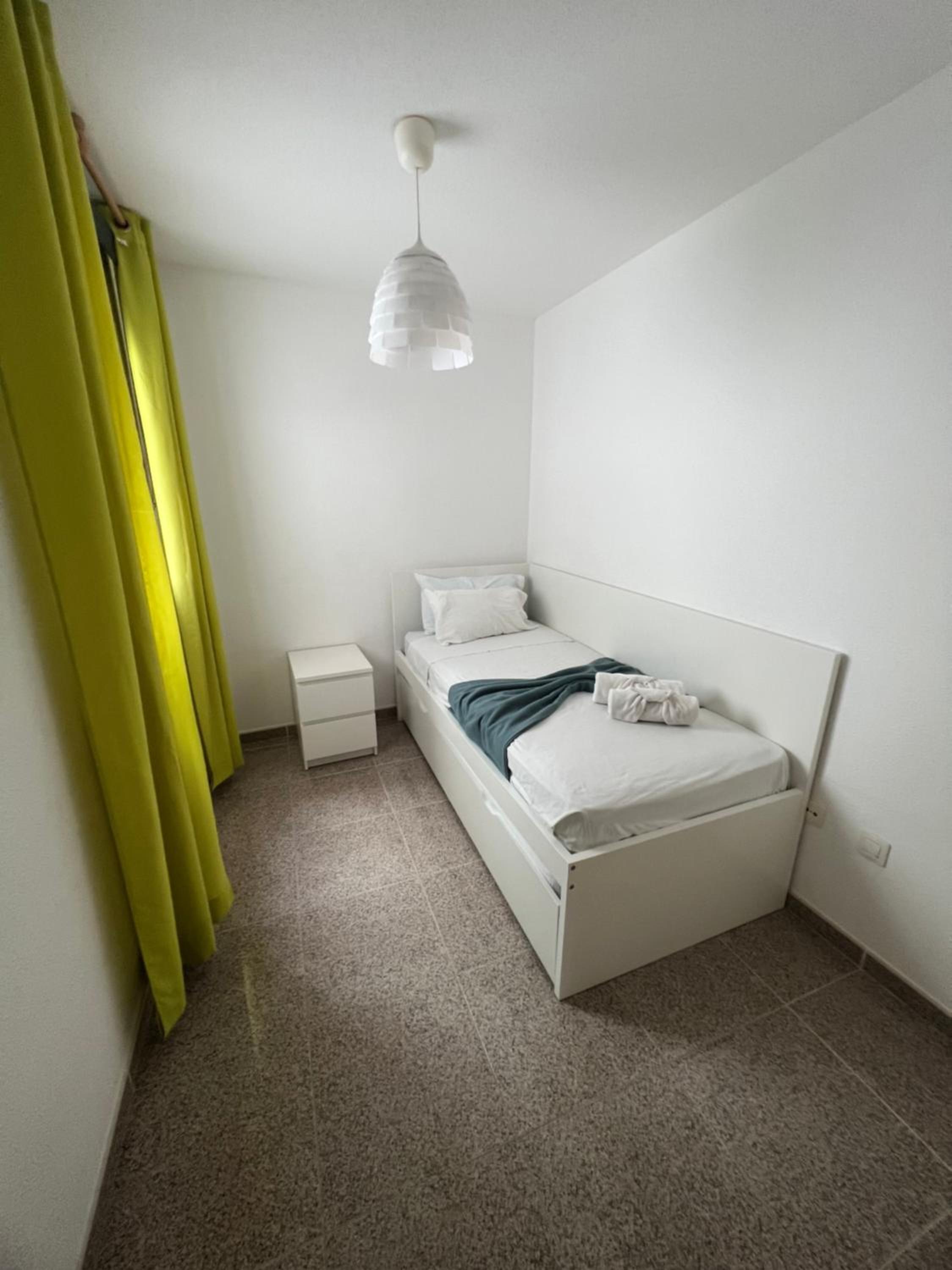 Apartamento de dos dormitorios con balcón y vistas a la ciudad.