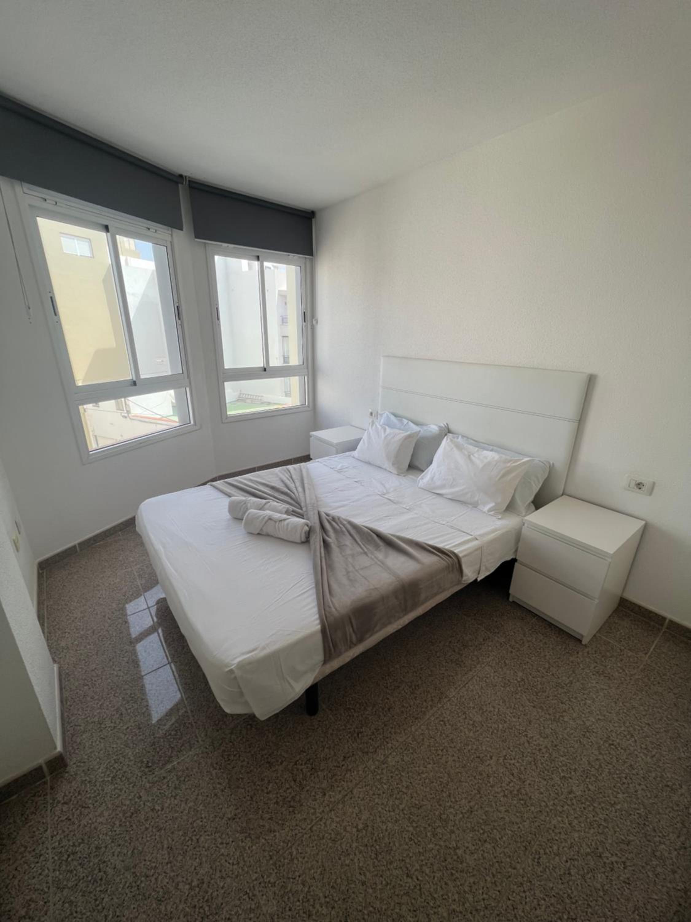 Apartamento de una habitación con balcón y vistas a la ciudad.