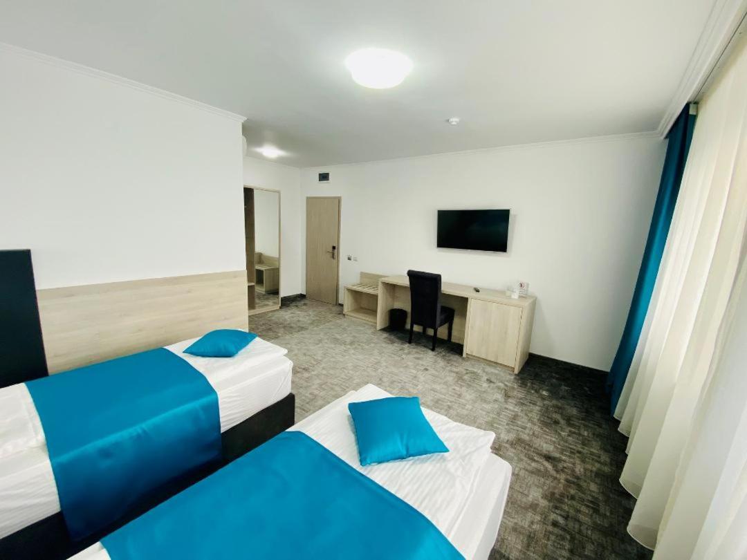 Large Double or Twin Room - Photo 9