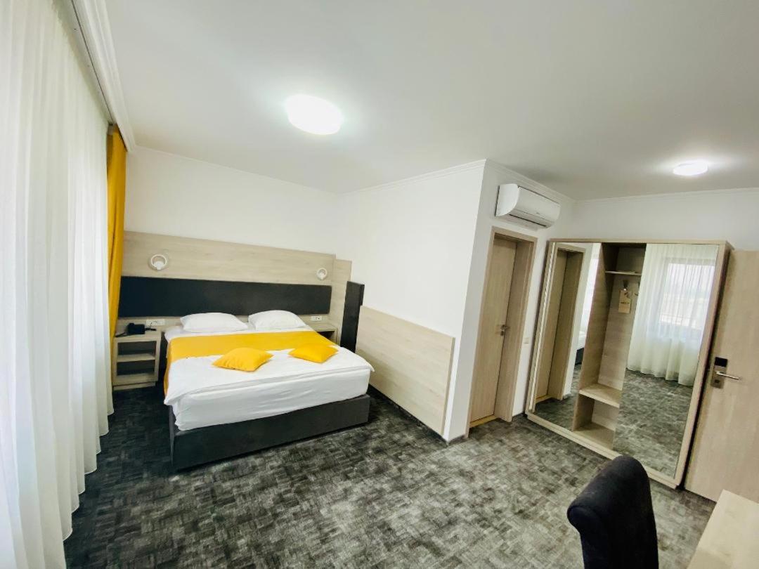 Large Double or Twin Room - Photo 1