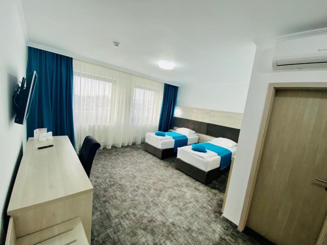Large Double or Twin Room - Photo 10