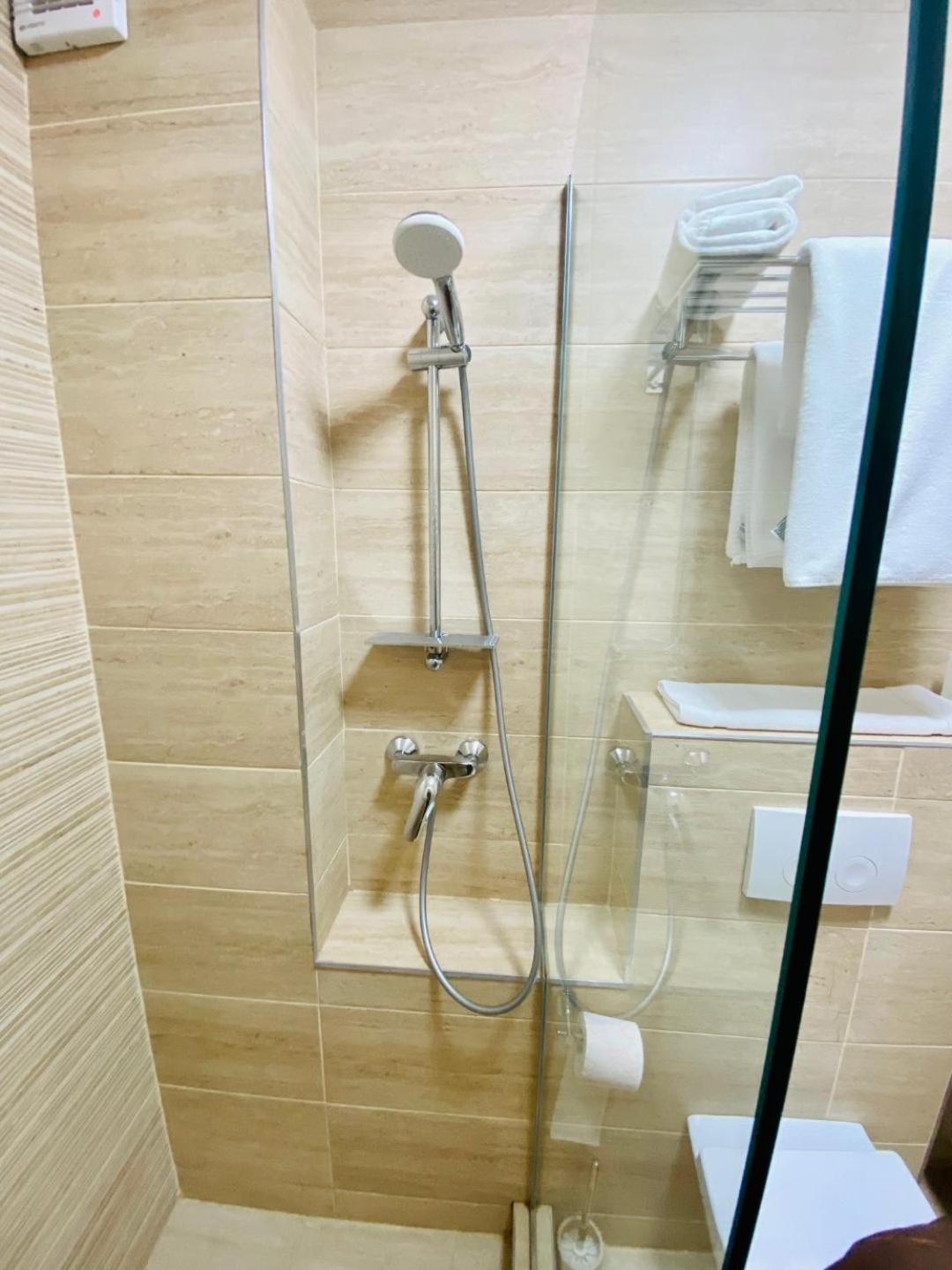 Large Double or Twin Room - Photo 7