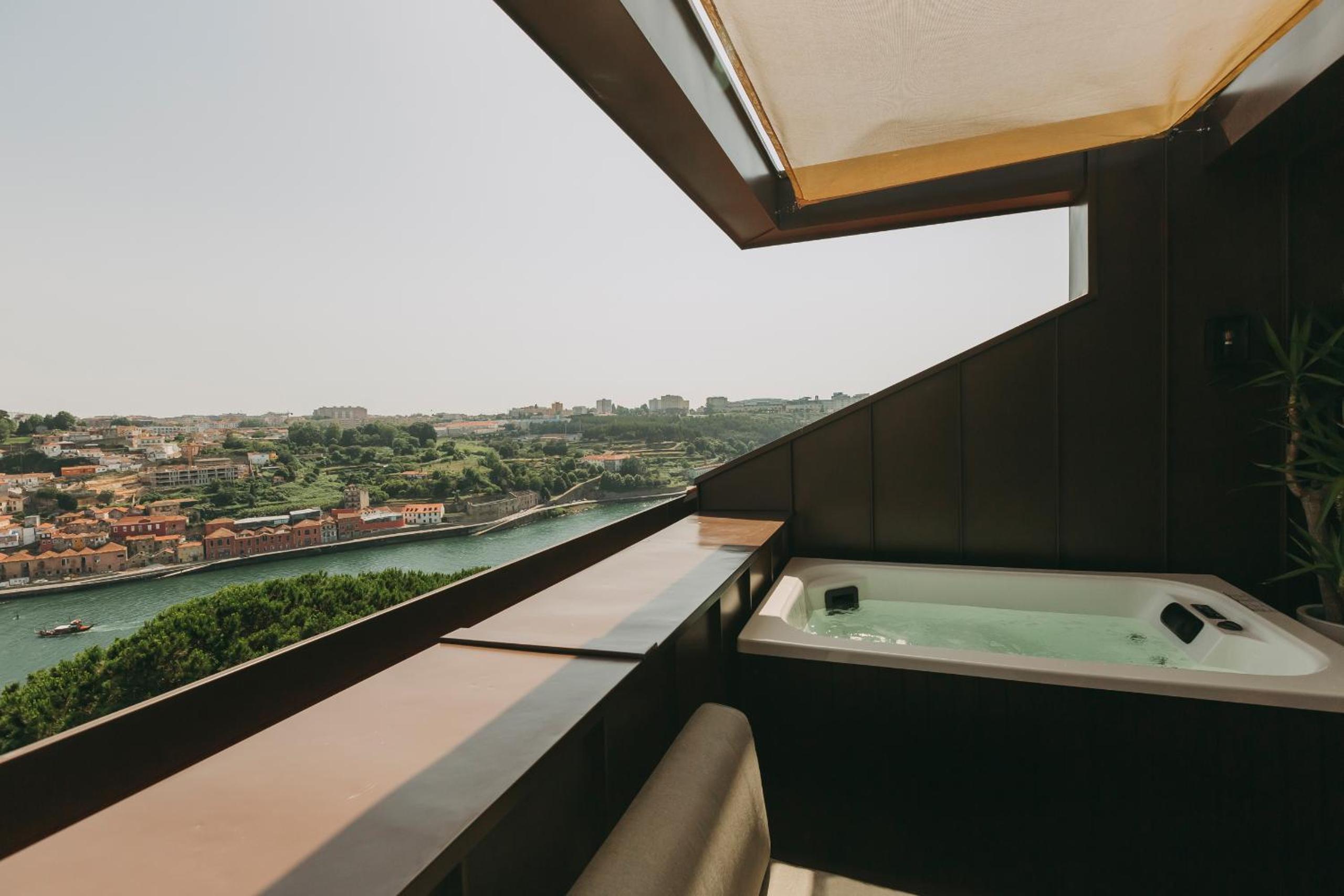 Suite with Hot Tub thumbnail 5