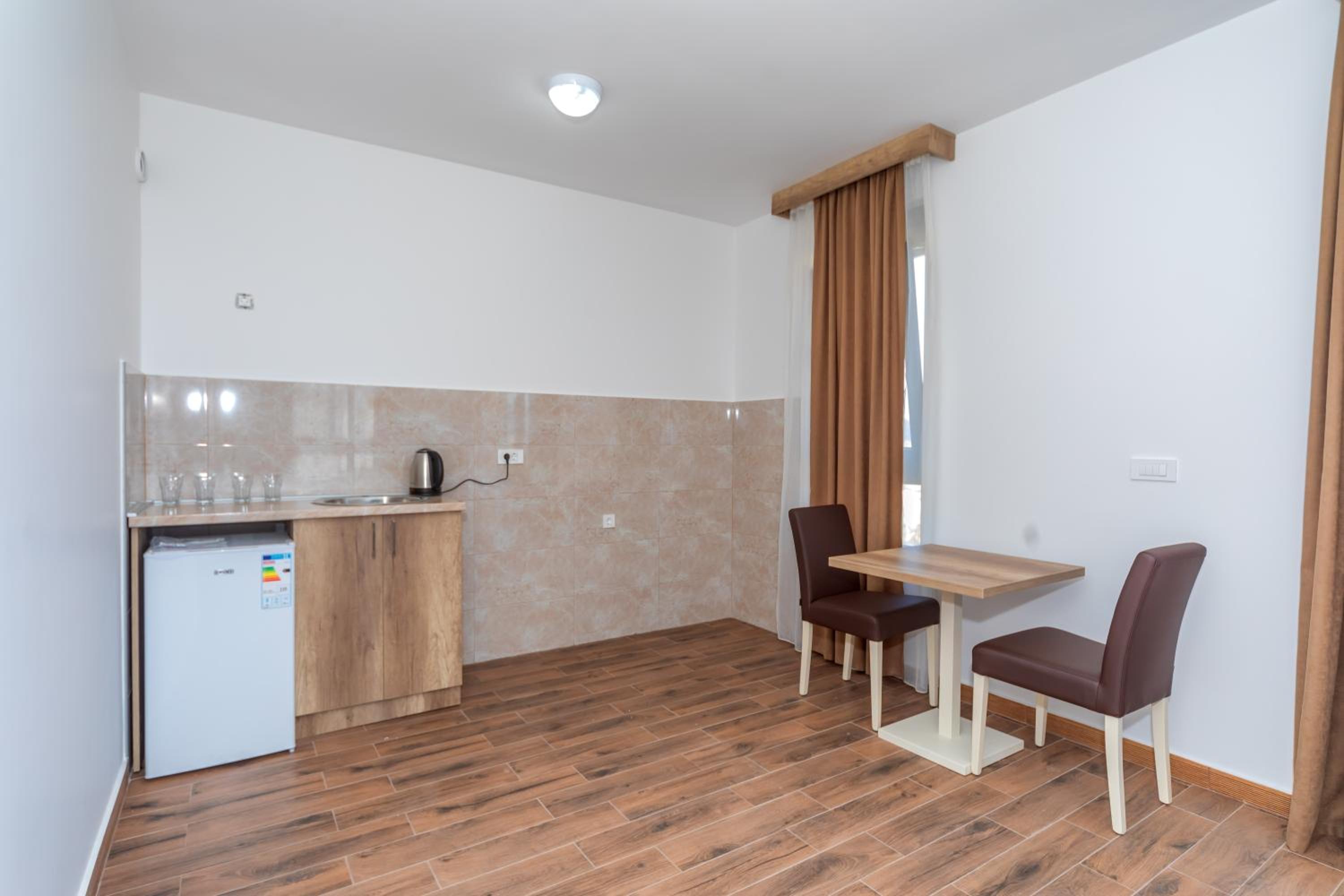 Deluxe King Suite - Photo 17