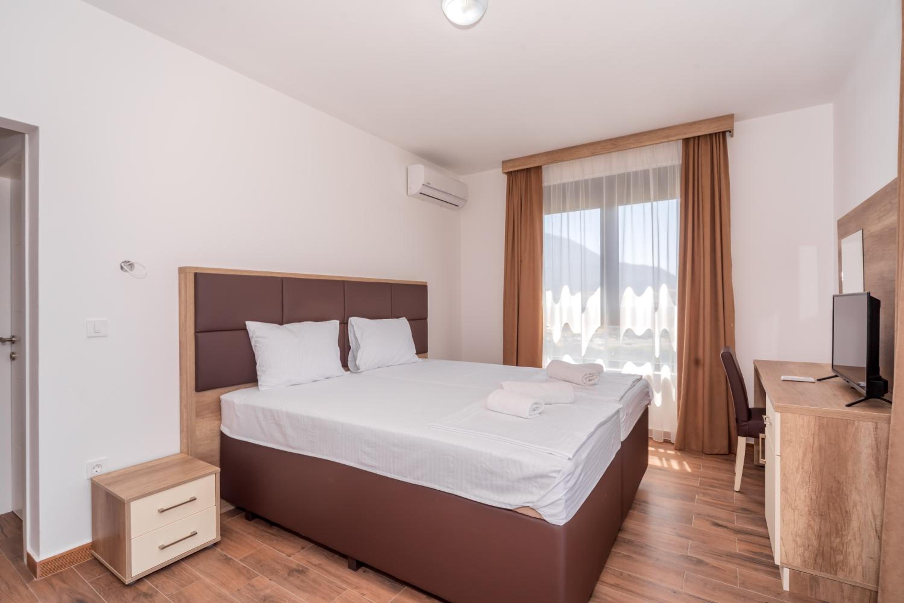 Deluxe King Suite - Photo 7