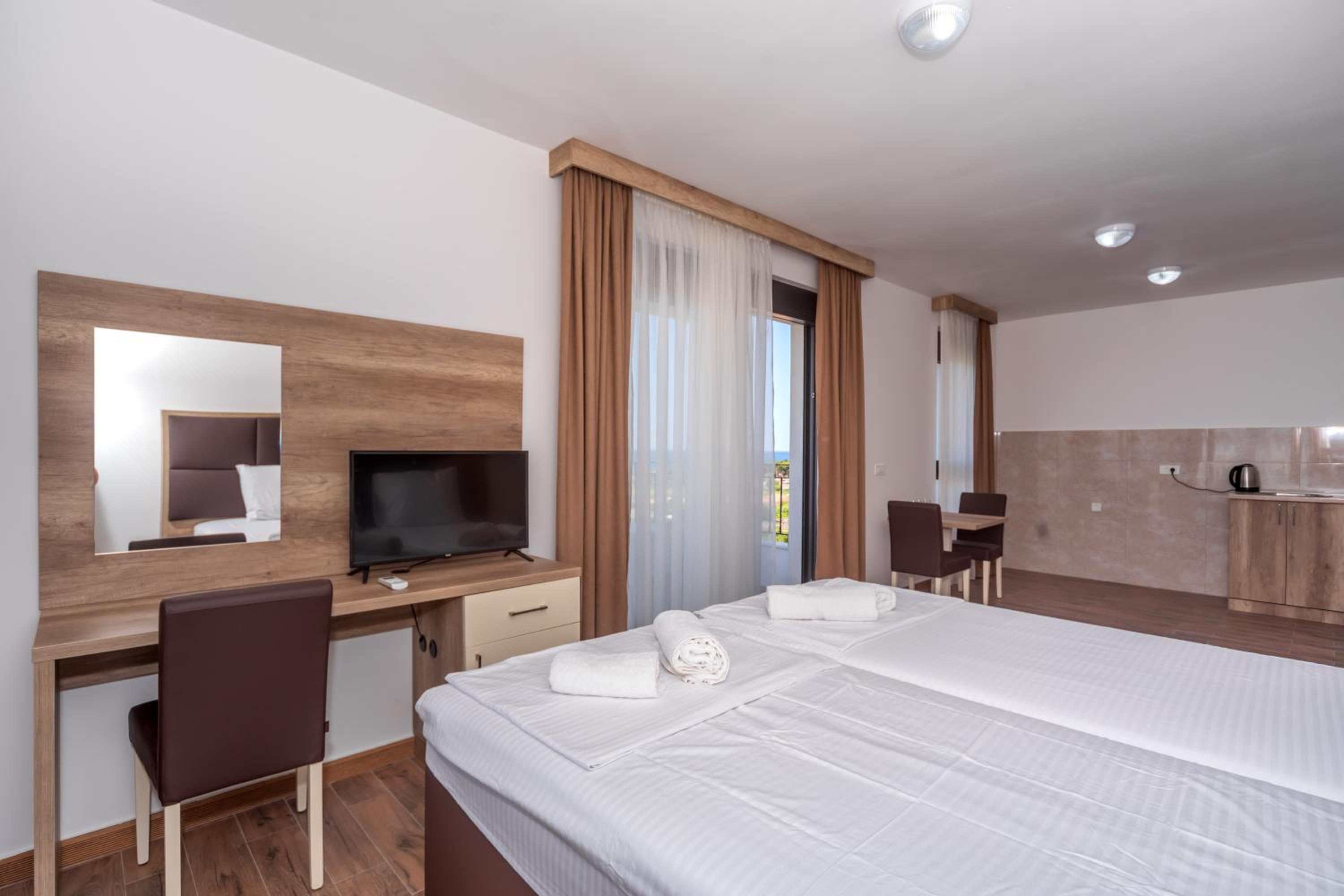 Deluxe King Suite - Photo 15