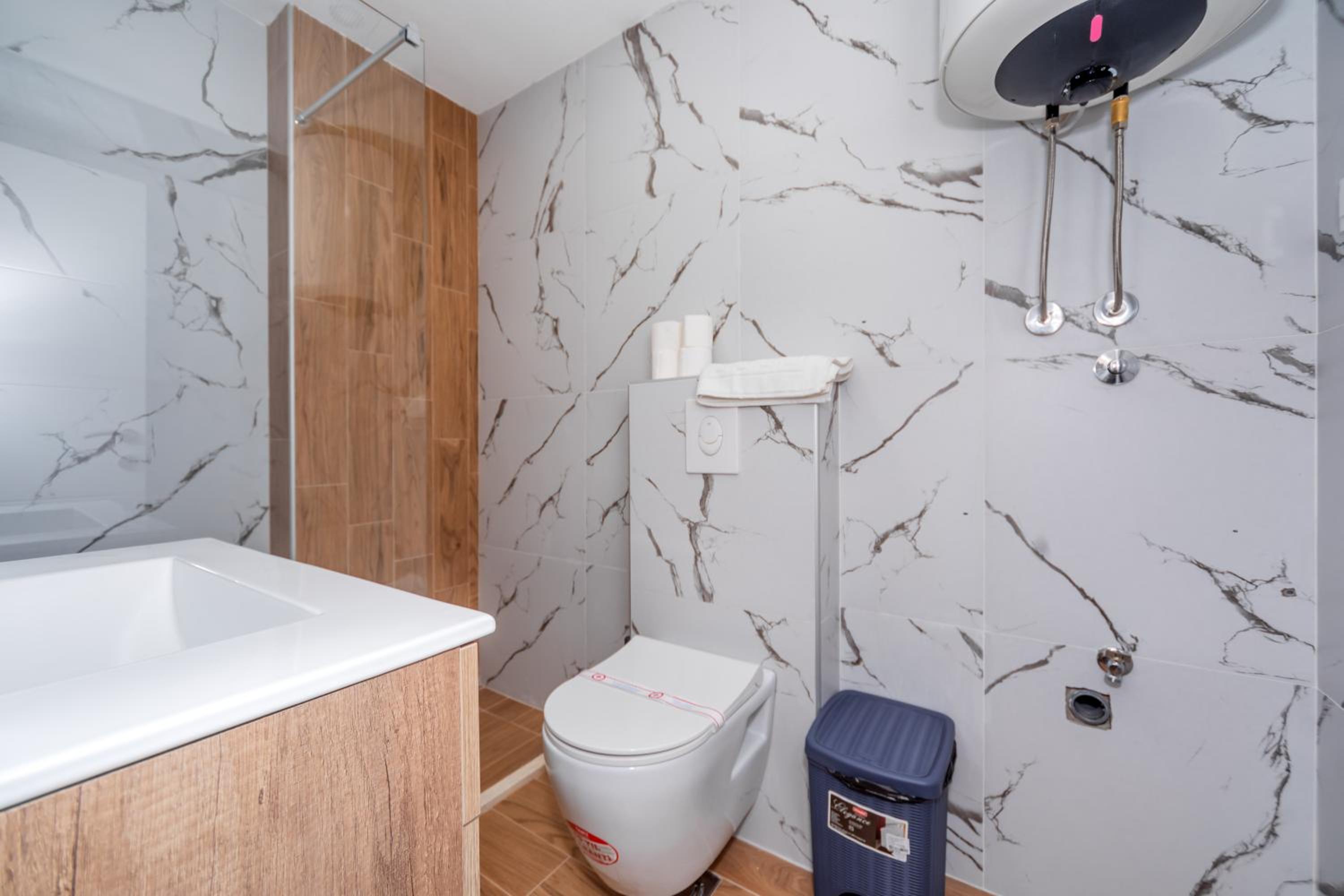 Deluxe King Suite - Photo 16