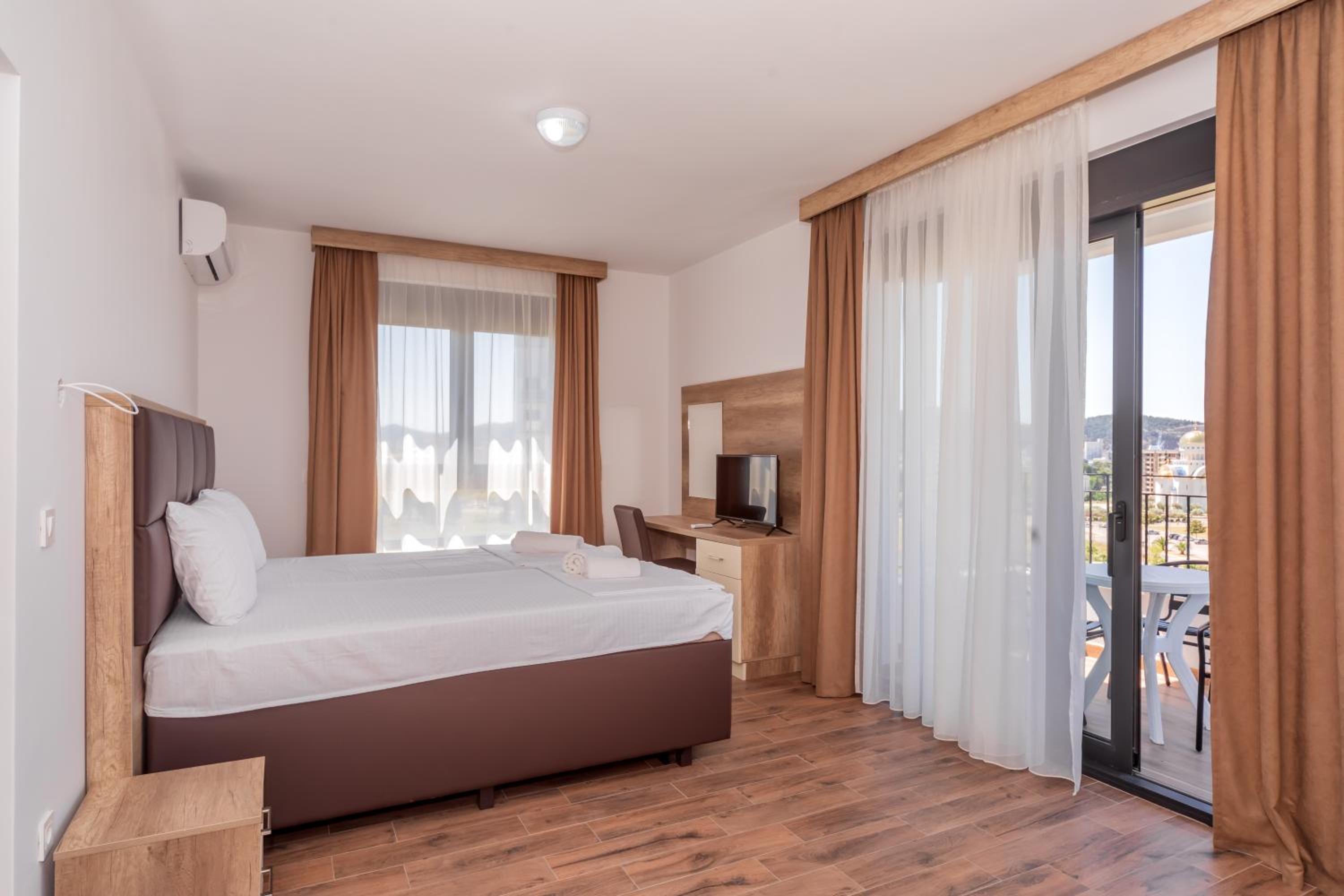 Deluxe King Suite - Photo 12