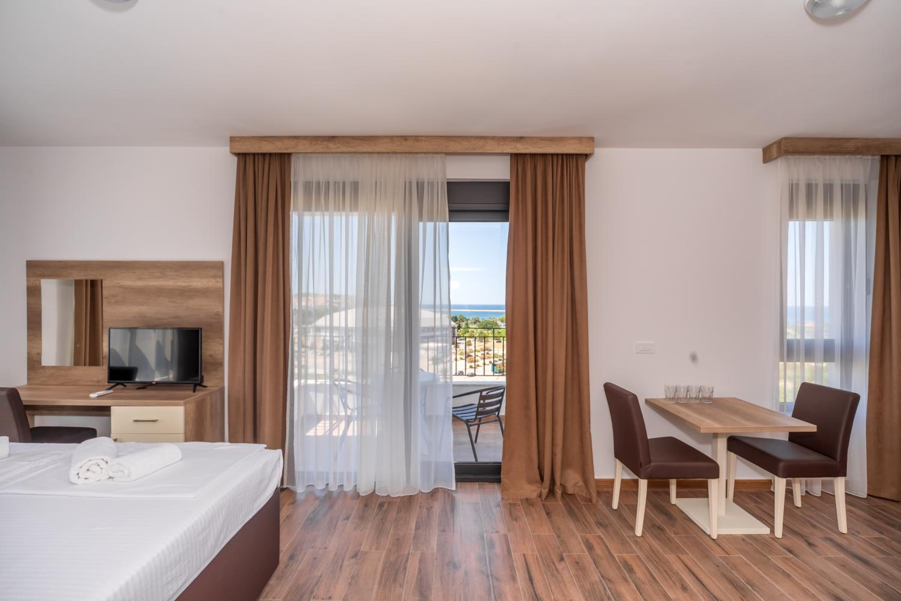 Deluxe King Suite - Photo 11